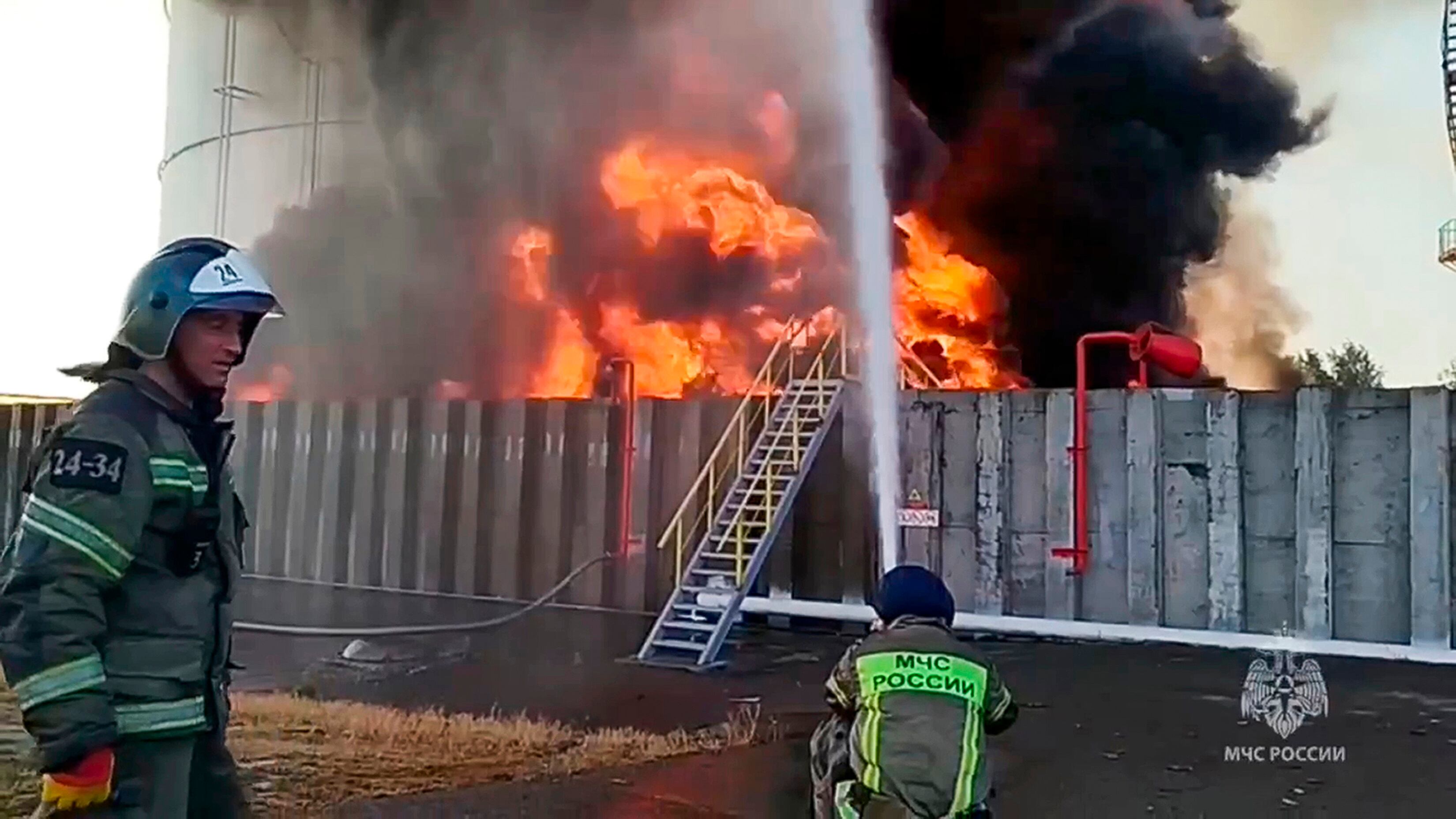 Bomberos trabajan en un incendio en una reserva de petróleo en el distrito de Azov, en la región rusa de Rostov del Don  (Servicio de prensa del Ministerio ruso de Emergencias via AP)