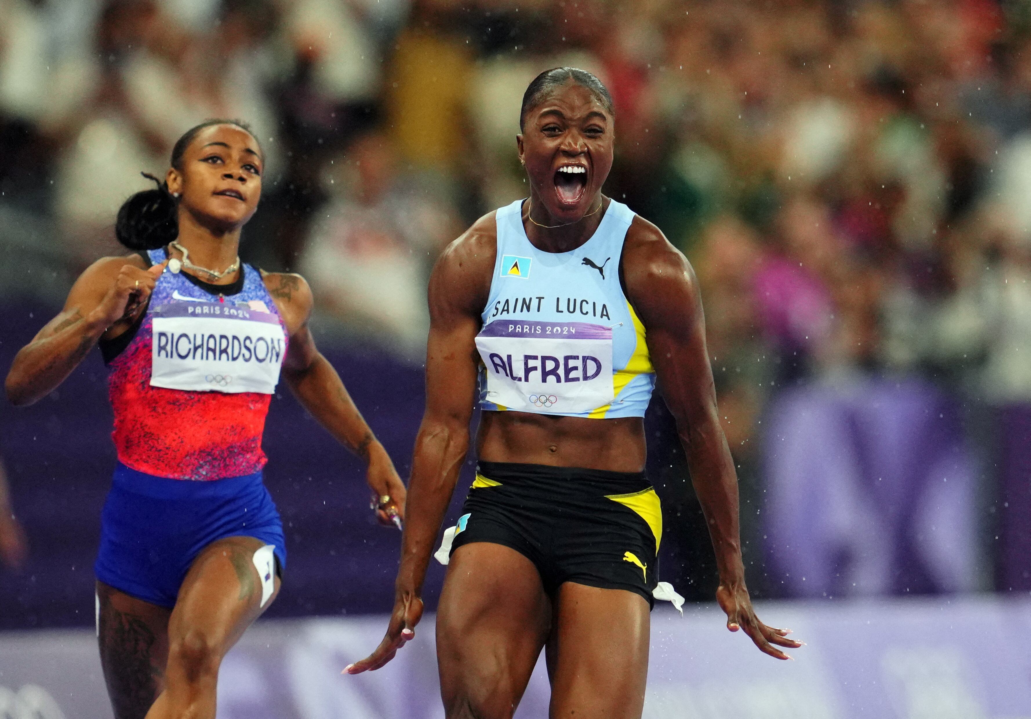 Julien Alfred, de Santa Lucía, celebra tras ganar la competencia olímpica en los 100 metros femeninos (REUTERS/Aleksandra Szmigiel)     