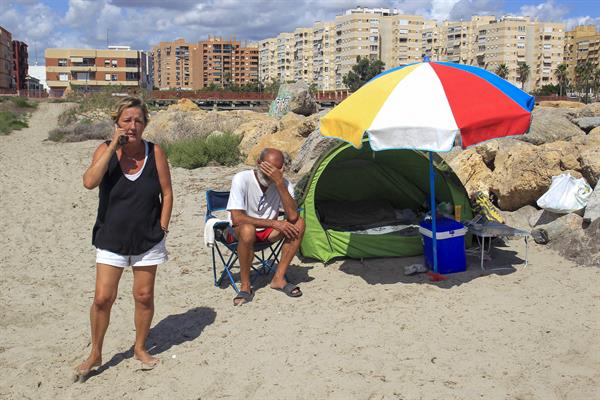 La pareja que duerme en una playa de Alicante desde julio porque no puede pagar un alquiler: “No nos llegaba para más”