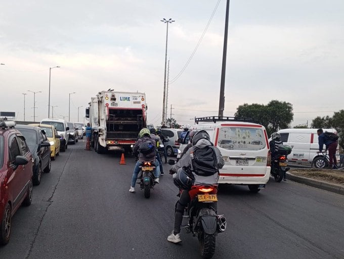 Se presenta congestión en la localidad de Kennedy por camión varado - crédito @BogotaTransito/X