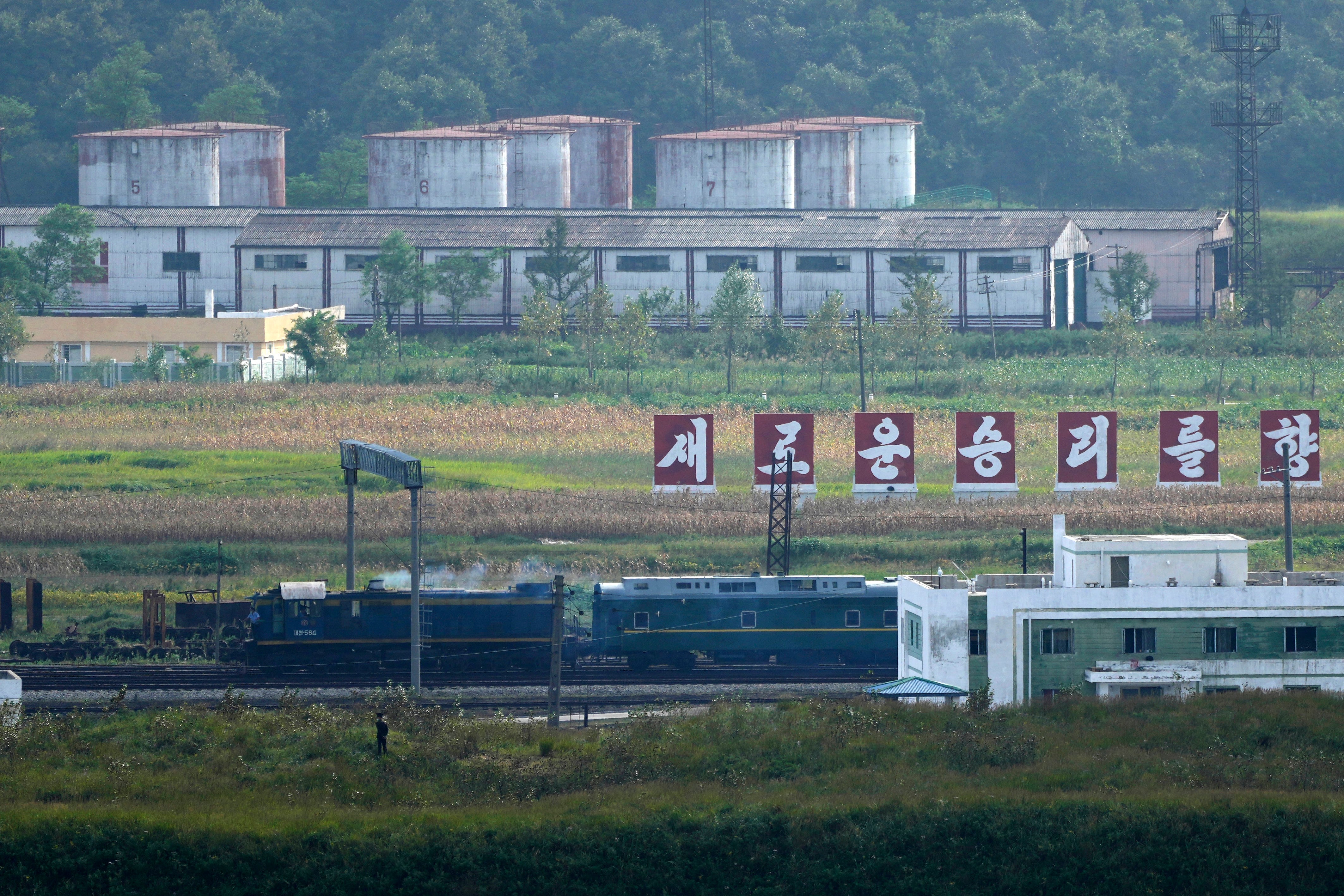 Un tren verde con destellos en amarillo, similar al que utilizó el gobernante norcoreano Kim Jong Un en sus viajes previos a Rusia y China  (AP Foto/Ng Han Guan)