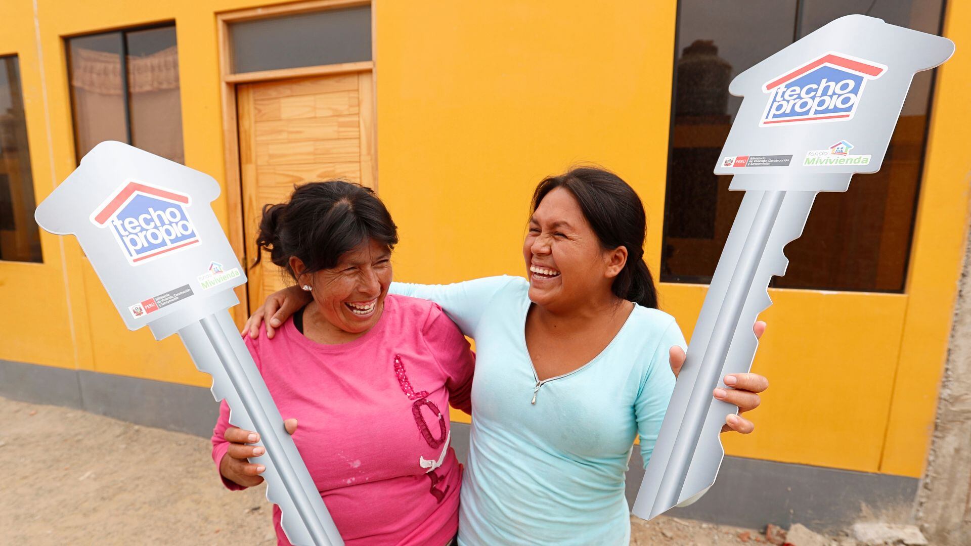 Madre e hija con llaves de Techo Propio y vivienda propia del Estado