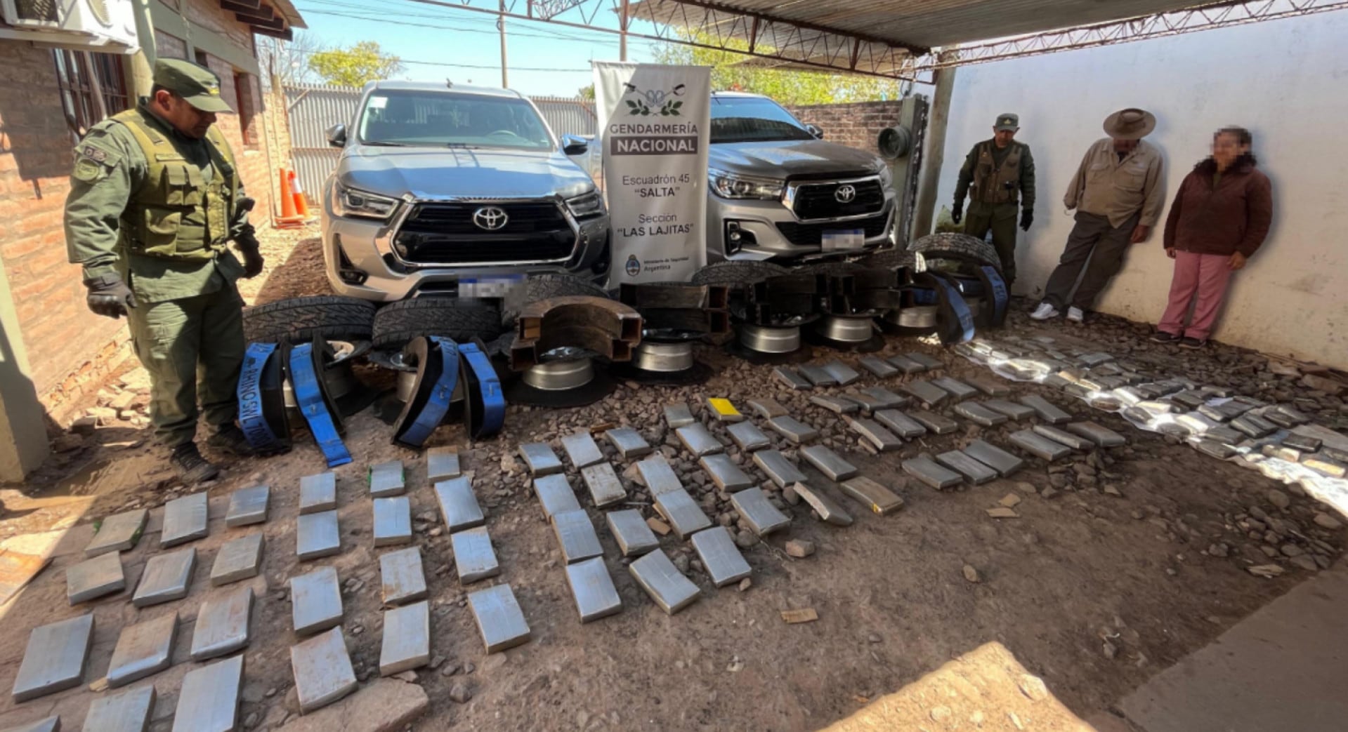 Gendarmería incautó en Salta, 110 kilos de cocaína ocultos en los neumáticos de dos camionetas (GNA)