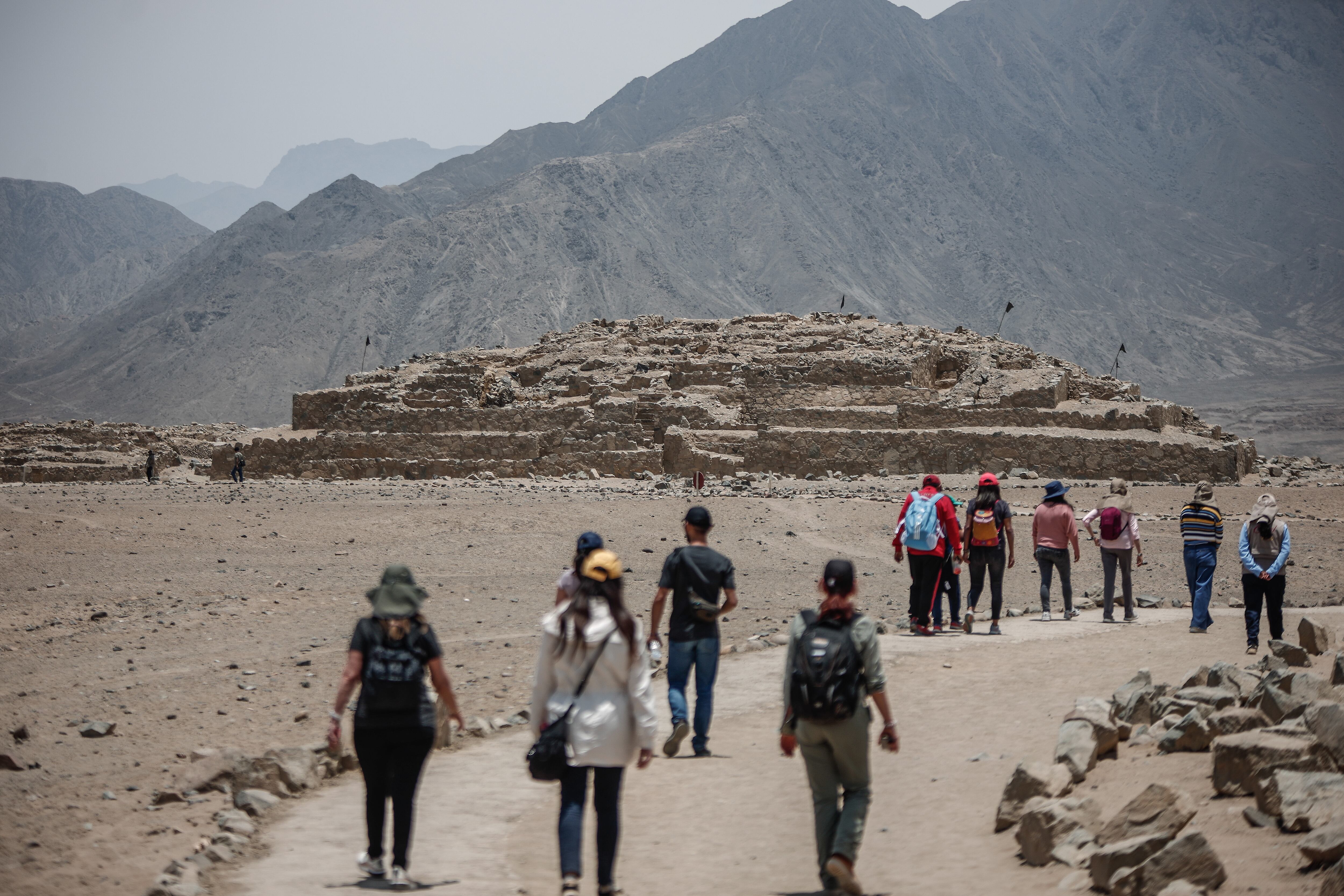 Foto de archivo de turistas en la zona arqueológica donde se estudia la civilización Caral, en Lima (Perú). EFE/ Aldair Mejía
