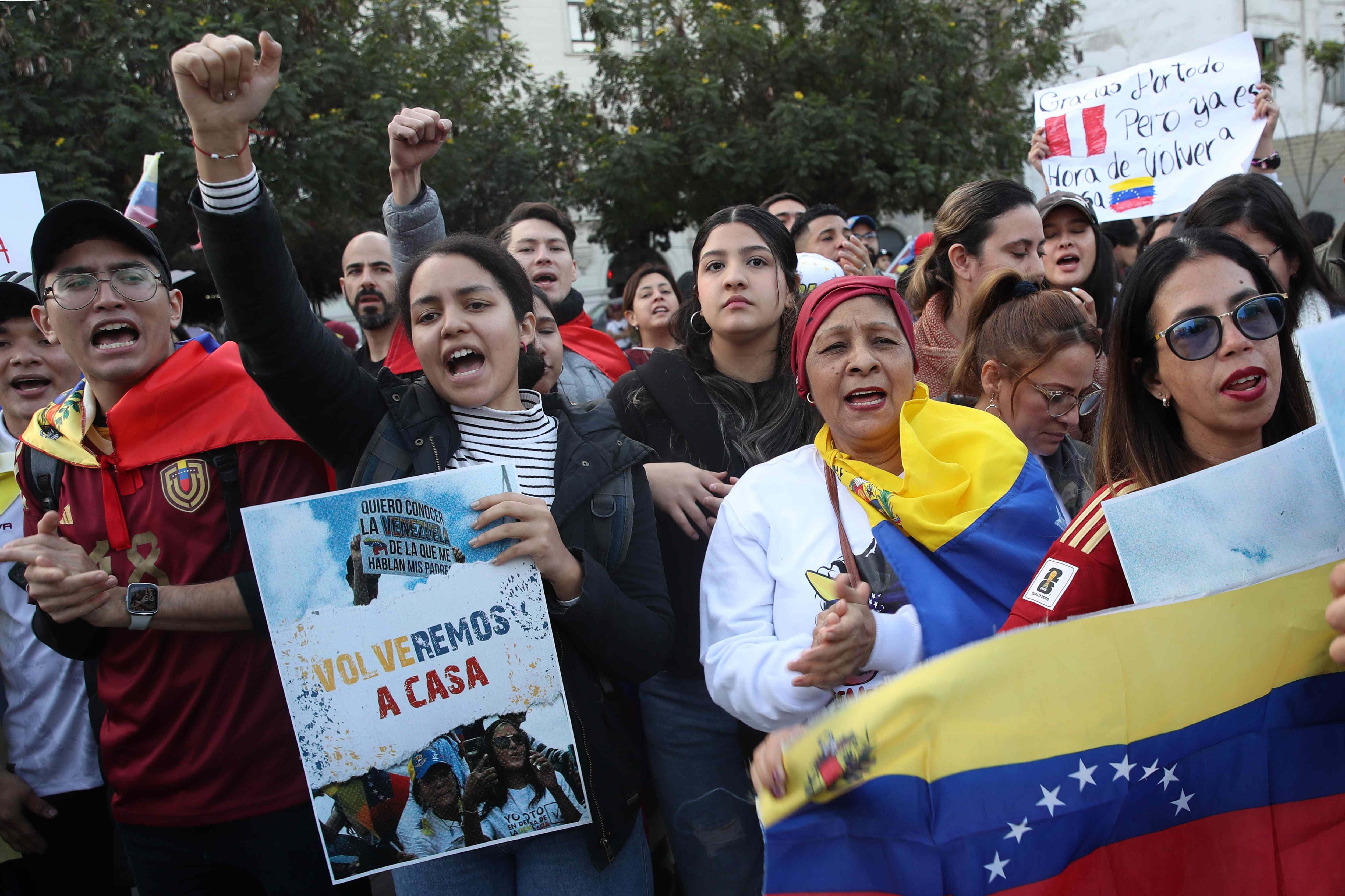 Venezolanos participan en una manifestación en rechazo a los resultados del Consejo Nacional Electoral (CNE), en las elecciones presidenciales del domingo que dieron como ganador a el presidente de Venezuela Nicolás Maduro, este sábado en Lima (Perú). EFE/ Paolo Aguilar 