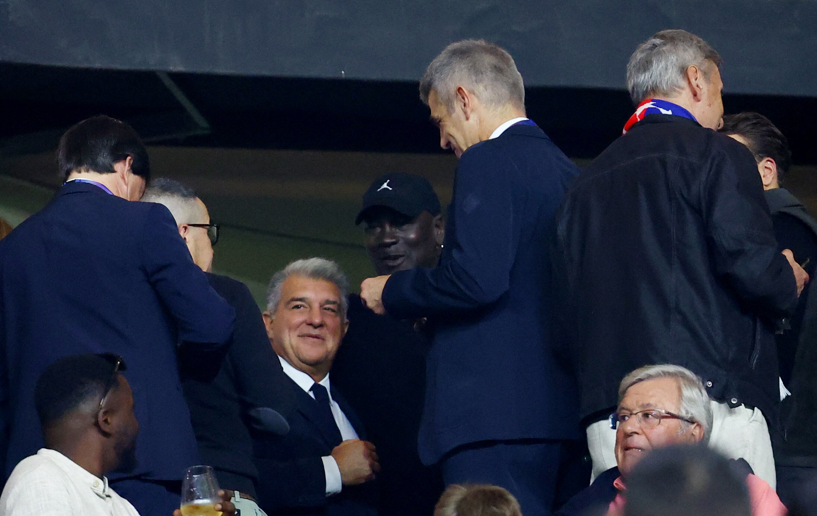 Joan Laporta, presidente del Barcelona, cerca de Michael Jordan, quien presenció el partido de Champions League en Monaco (REUTERS/Manon Cruz)