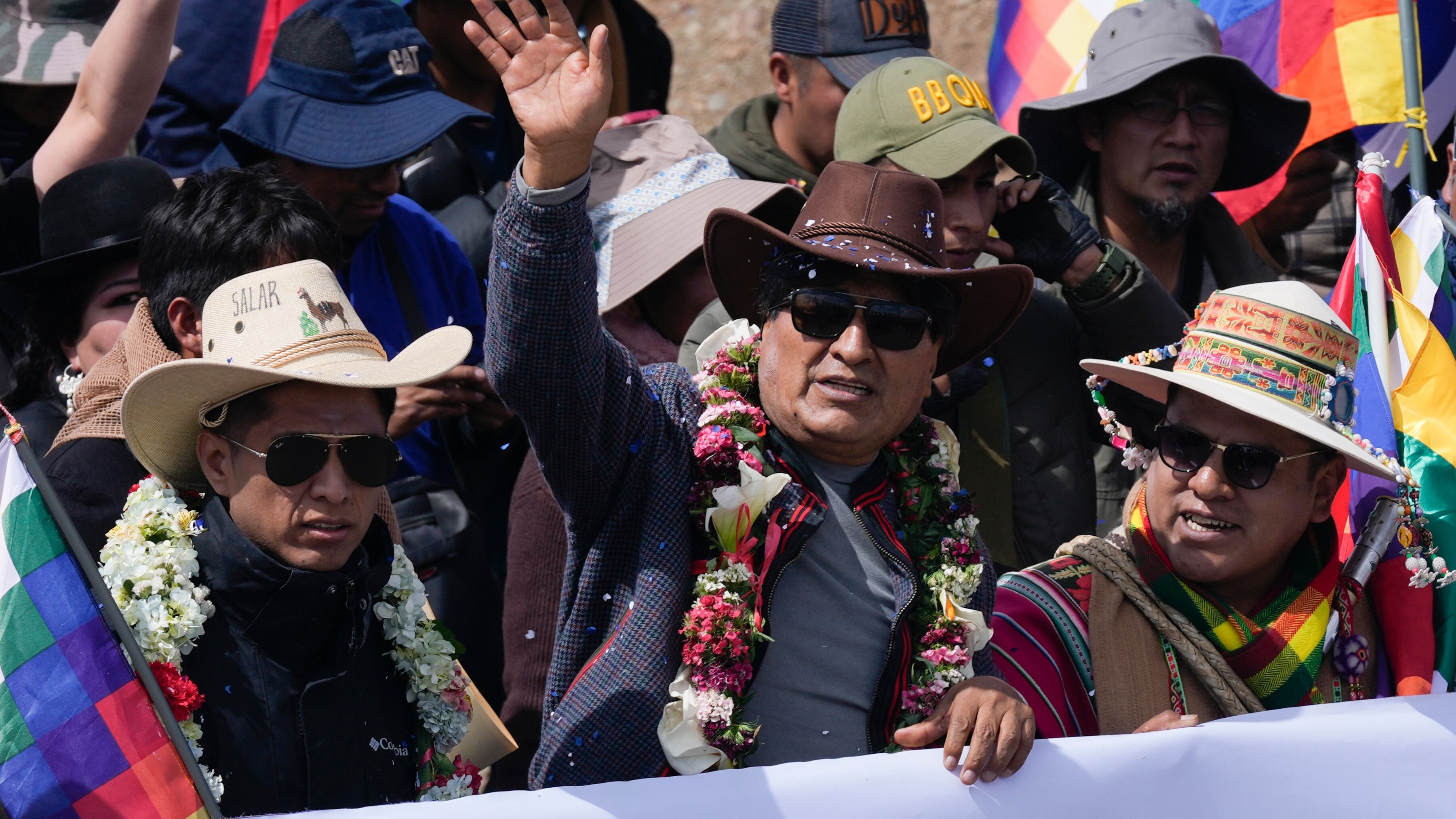 El expresidente Evo Morales saluda a sus seguidores mientras encabeza una marcha hacia la capital desde Caracollo, Oruro, Bolivia, como parte de una disputa política con el actual presidente Luis Arce y para protestar por su manejo de la economía, el martes 17 de septiembre de 2024. (AP Foto/Juan Karita)