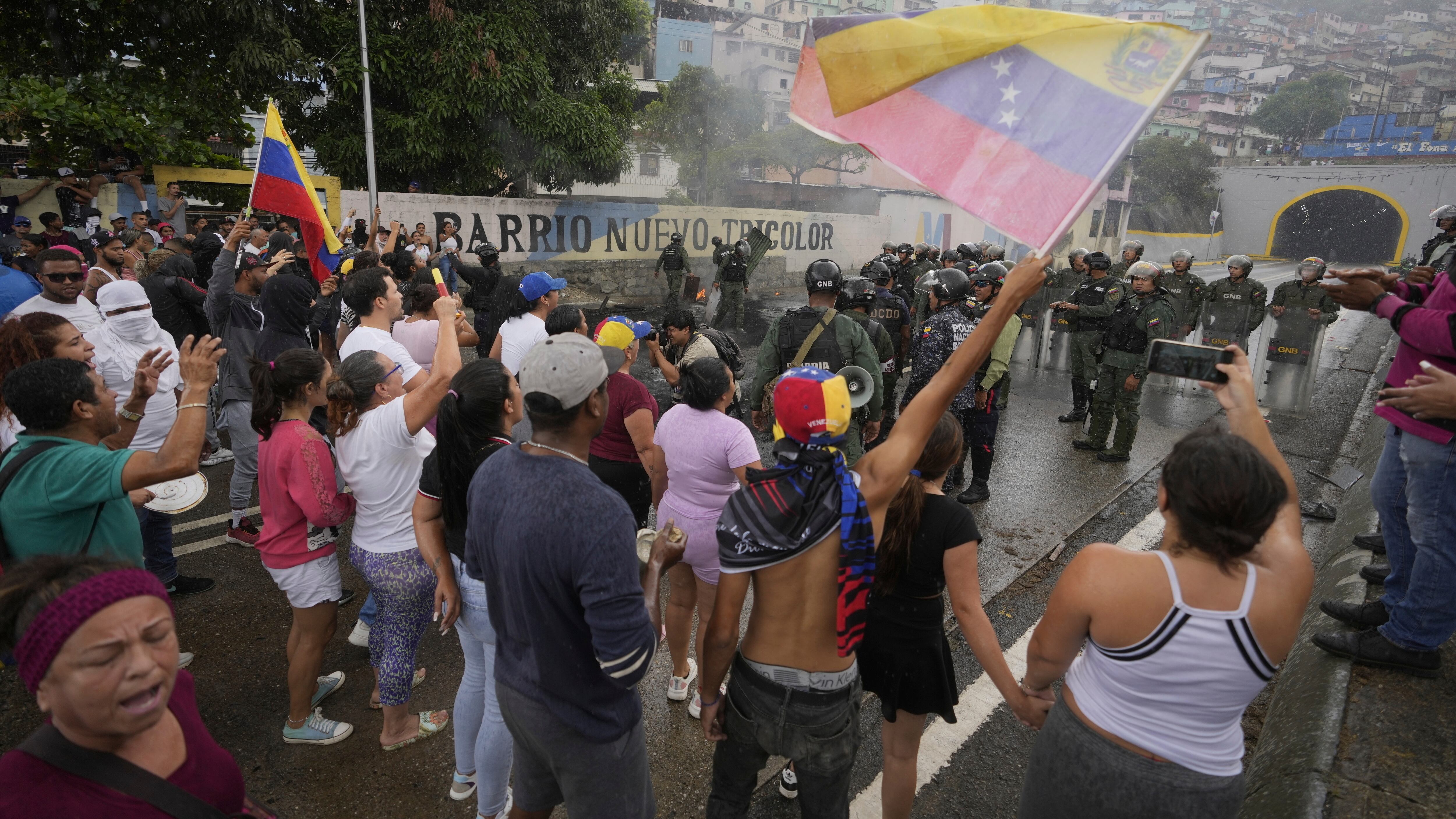 Residentes se enfrentaron a la Guardia Nacional para protestar por los resultados oficiales el día después de las elecciones en Venezuela (AP Foto/Fernando Vergara)