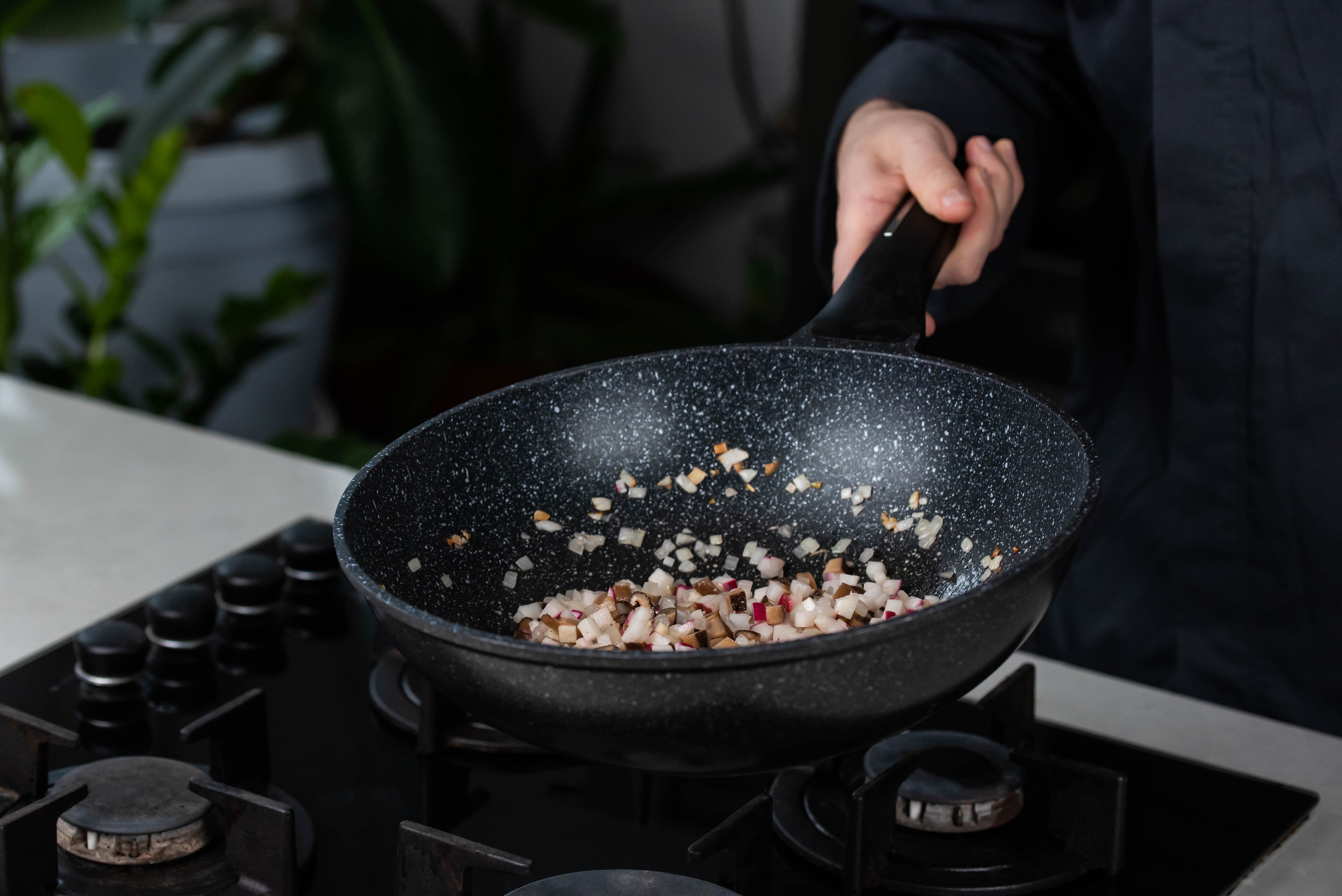 Un chef cocinando en una sartén (Shutterstock)