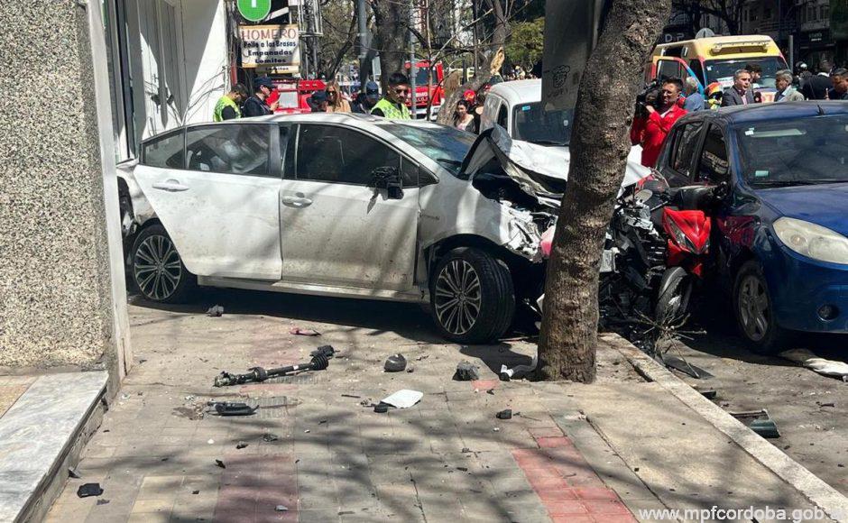 Un automovilista perdió el control de su auto y atropelló a más de una decena de personas en la Ciudad de Córdoba: fue detenido