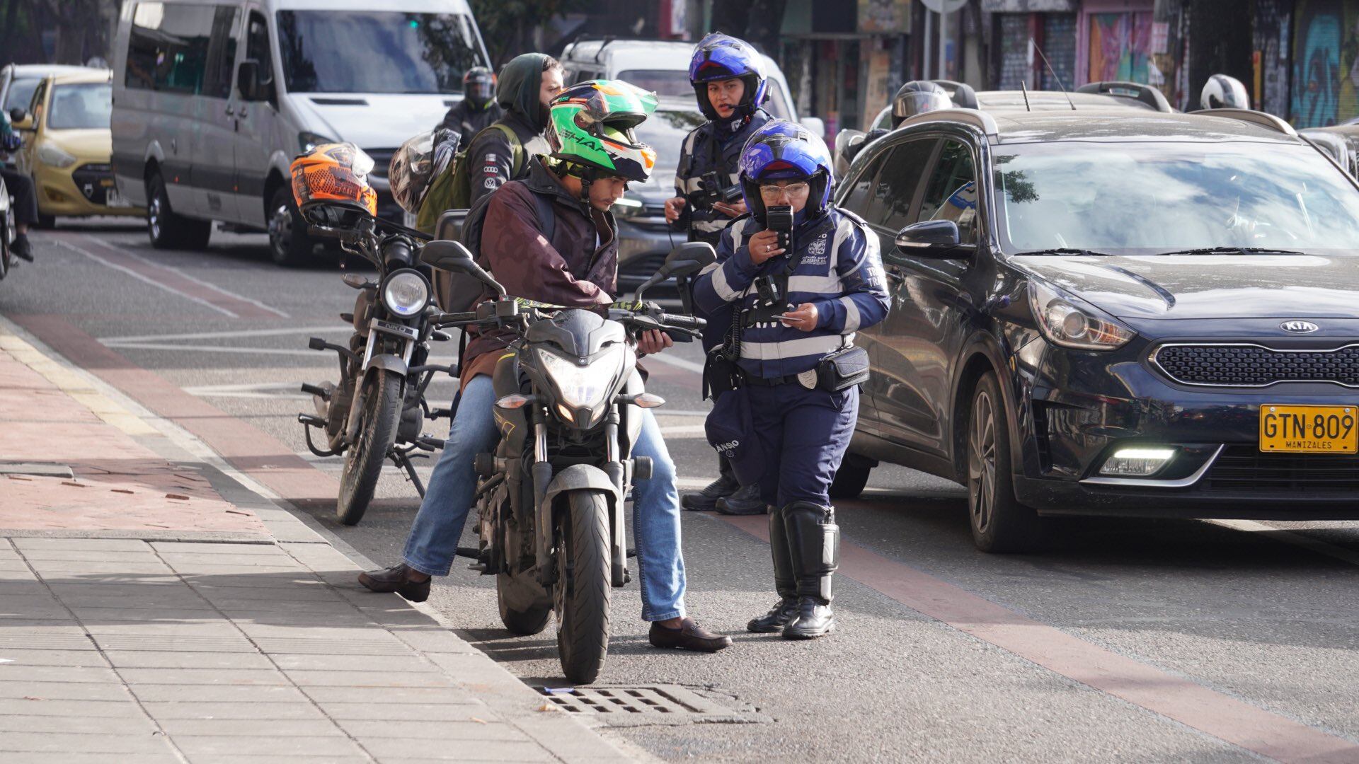 La secretaria de Movilidad, Claudia Díaz, lideró una campaña de educación vial en la carrera 13 de Bogotá - crédito @SectorMovilidad/X