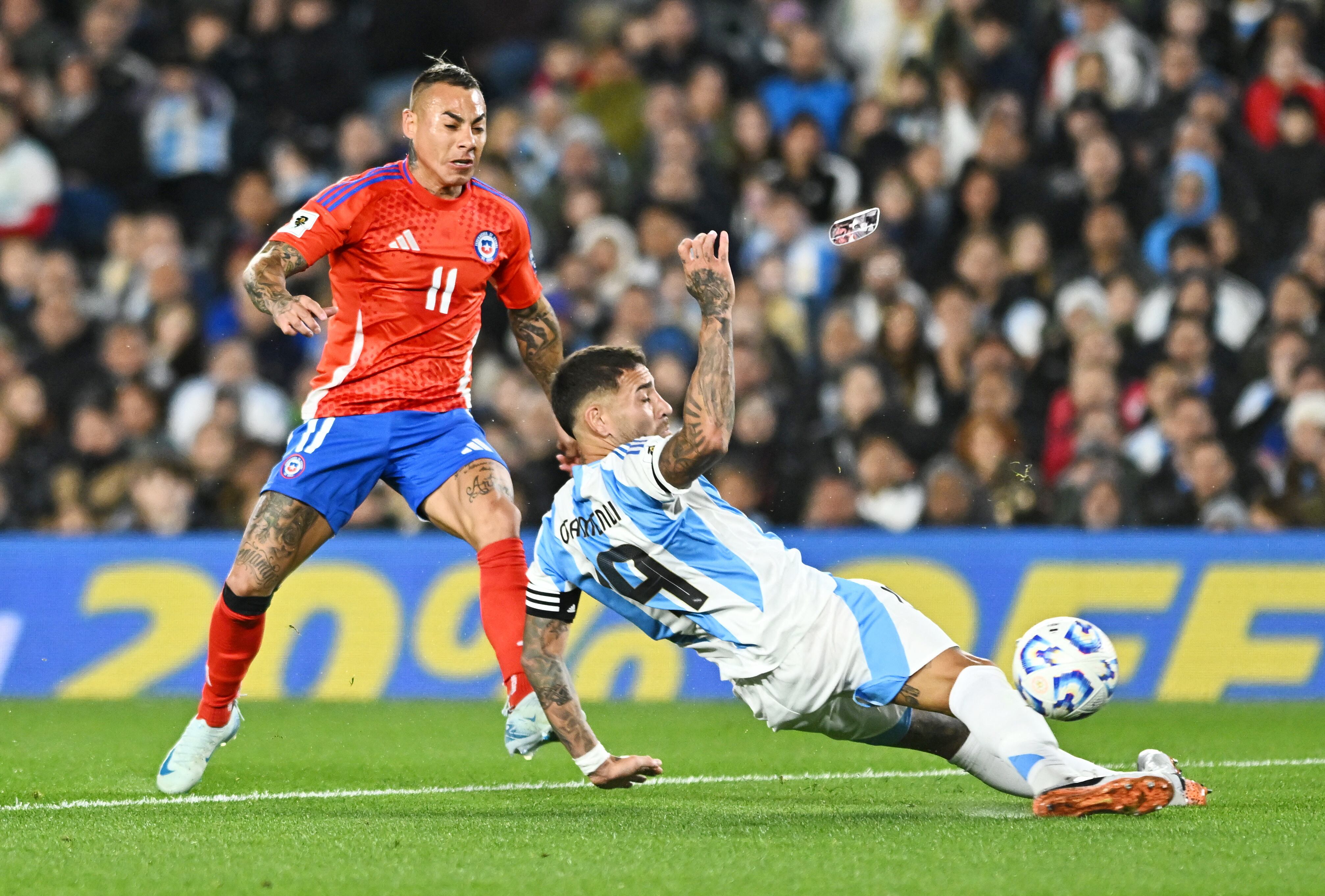 Nicolás Otamendi fue el capitán y como siempre entregó todo, como en esta que fue a barrer abajo