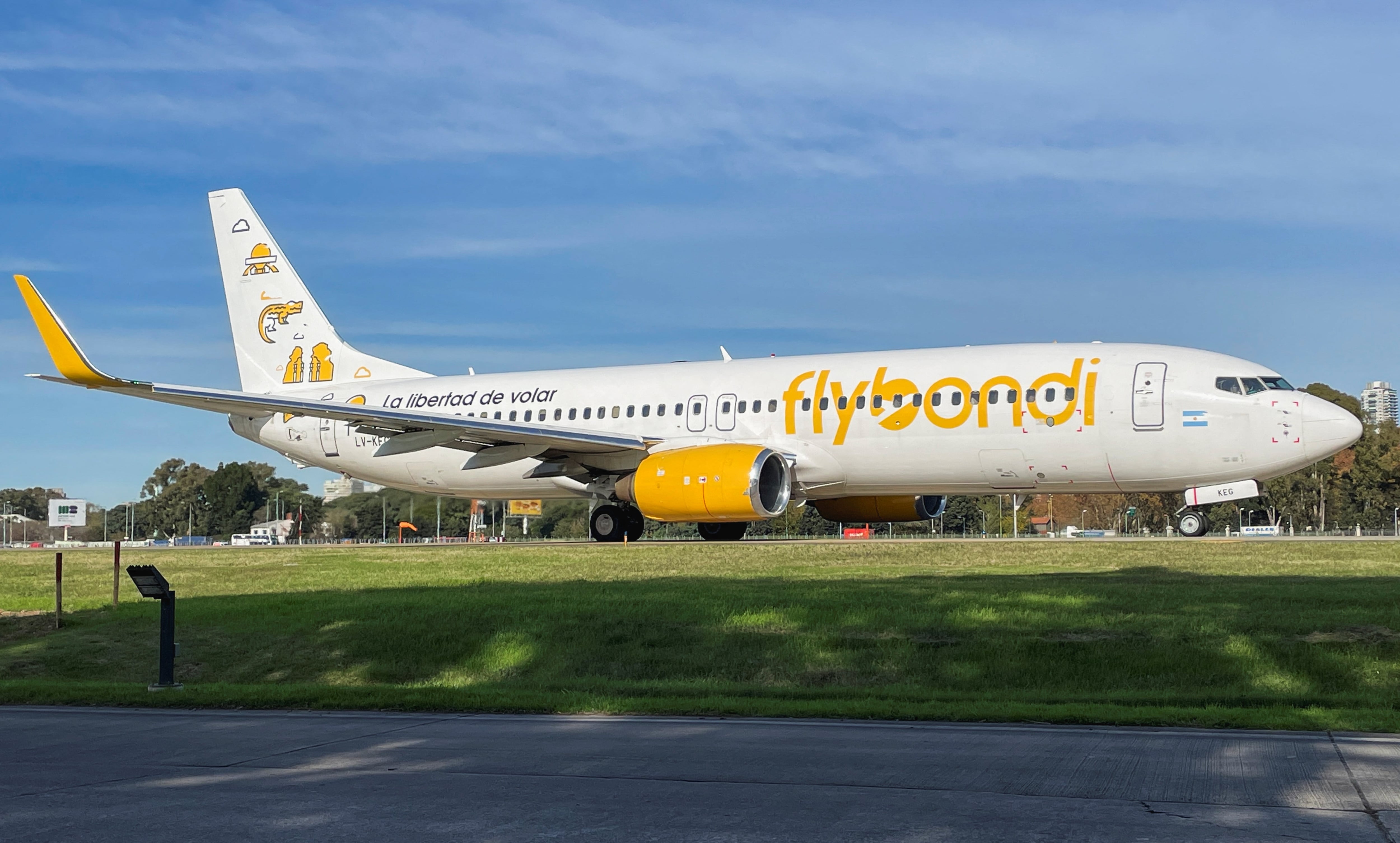 Uno de los aviones de la low cost FlyBondi en Aeroparque