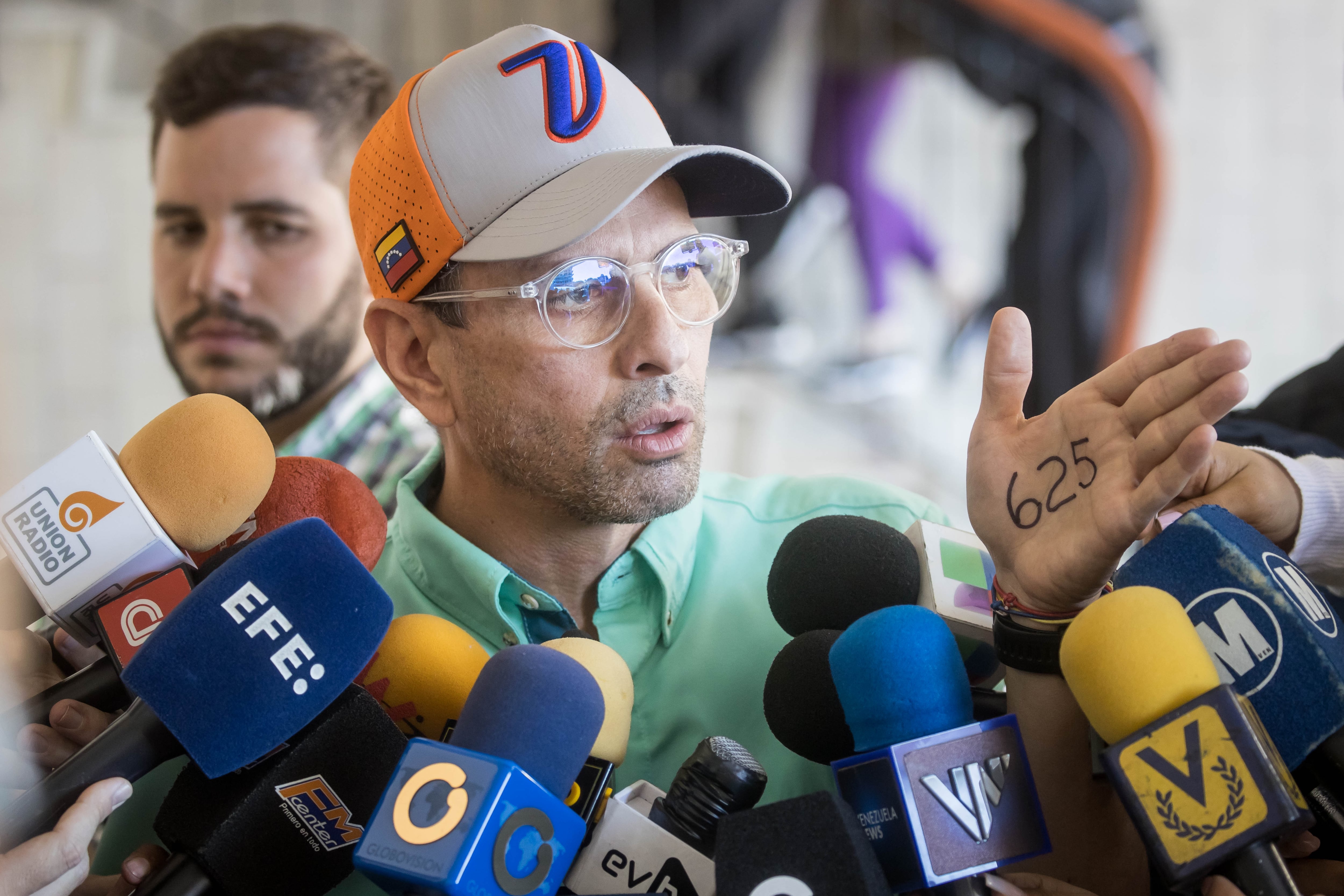 Henrique Capriles acusó a Maduro de “silenciar el derecho del pueblo a elegir” (EFE)