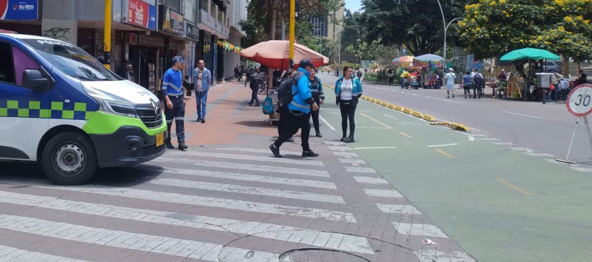 Cierres viales por desfile de comparsas en la carrera Séptima, Bogotá - crédito @BogotaTransito/X