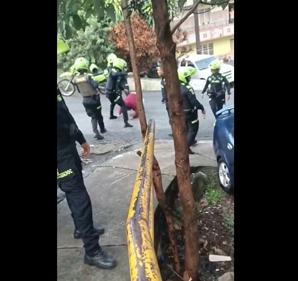 Este fue el momento donde los ánimos se caldearon: la agresión de uno de los agentes a uno de los vecinos que estaba departiendo la mañana del lunes 10 de junio - crédito Radio Paisa Medellin/Facebook