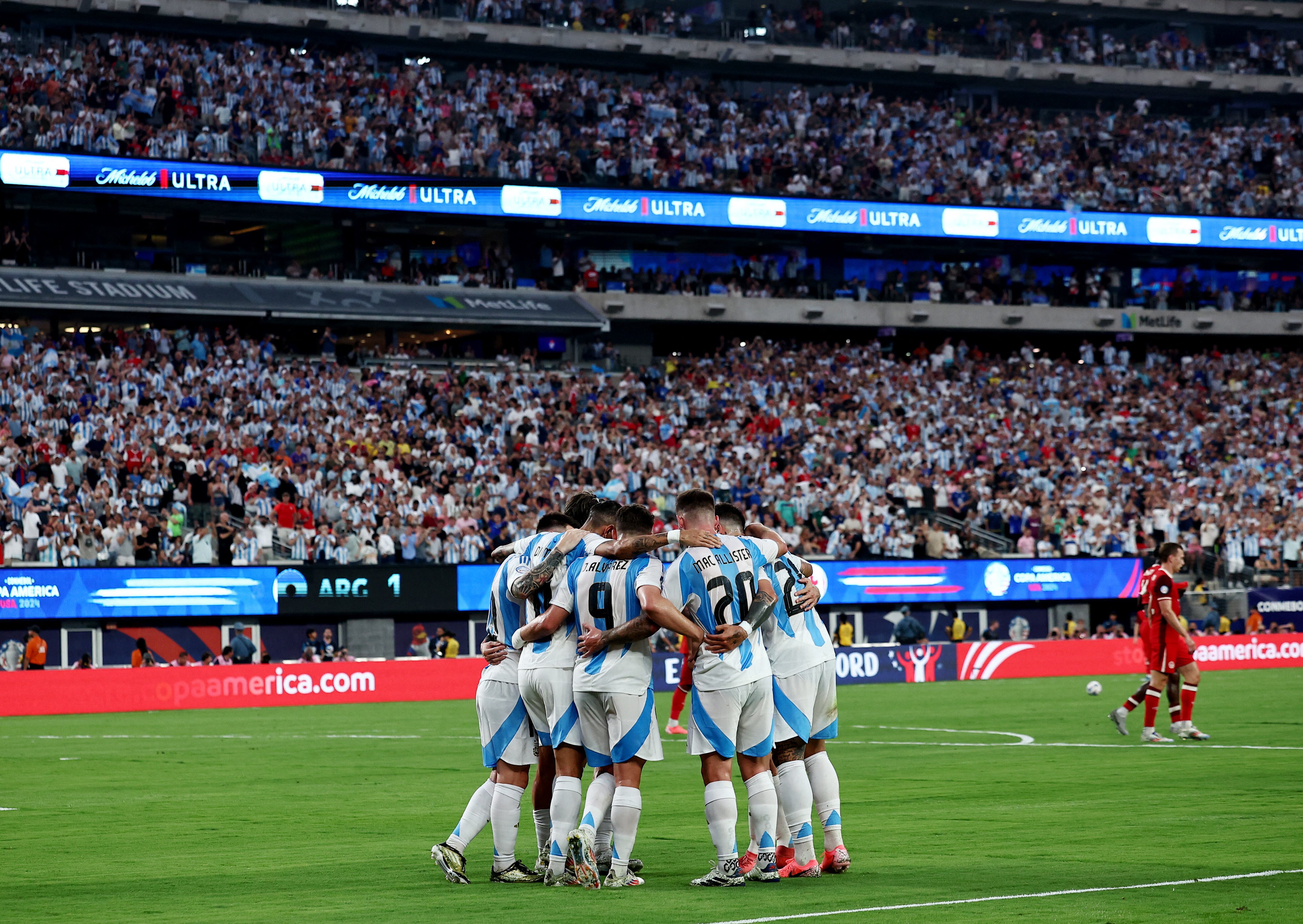 El abrazo de gol luego del primer tanto argentino