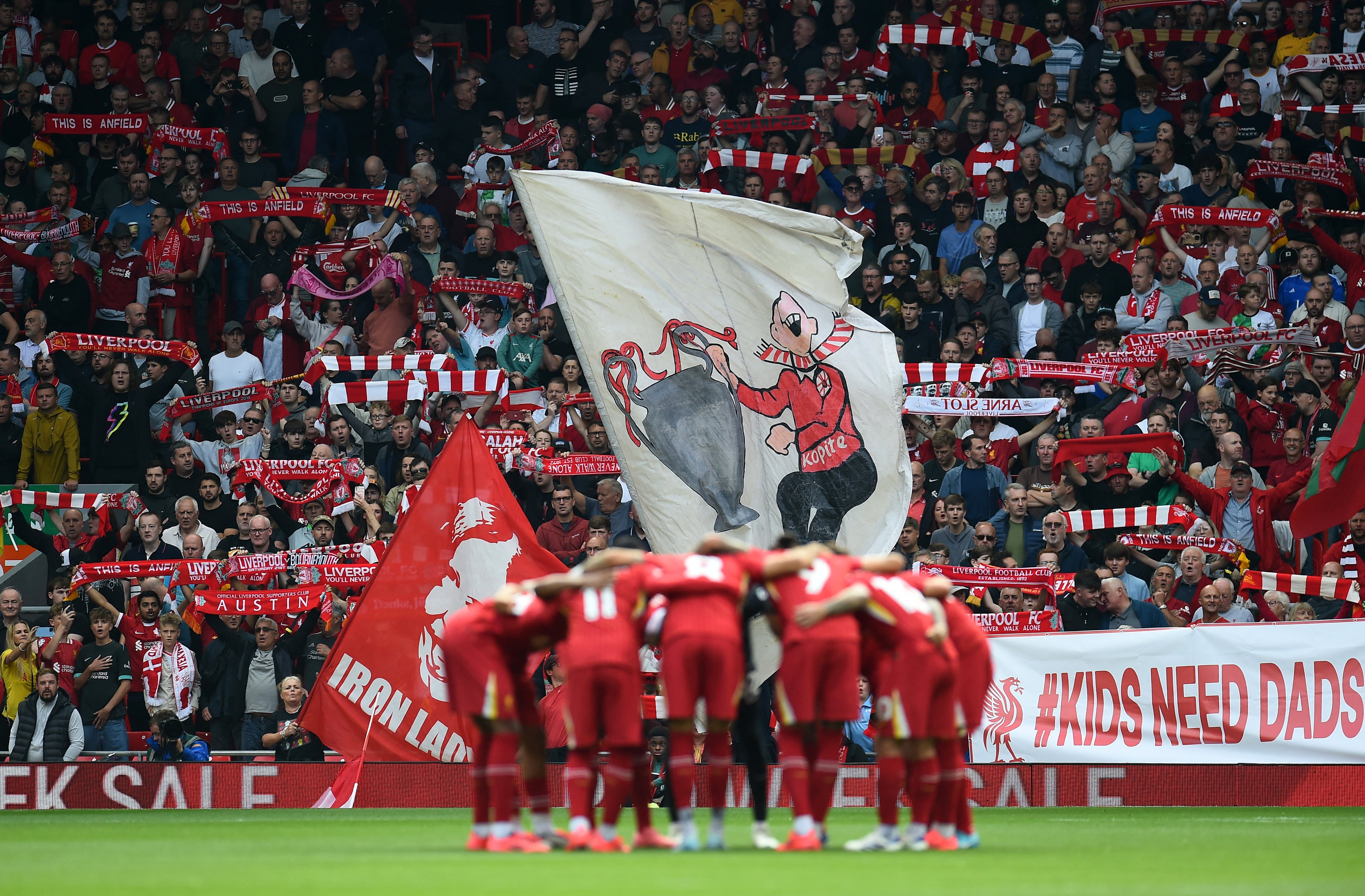 Los jugadores de Liverpool en su ritual sagrado antes de que comience el partido-crédito Peter Powell/REUTERS 