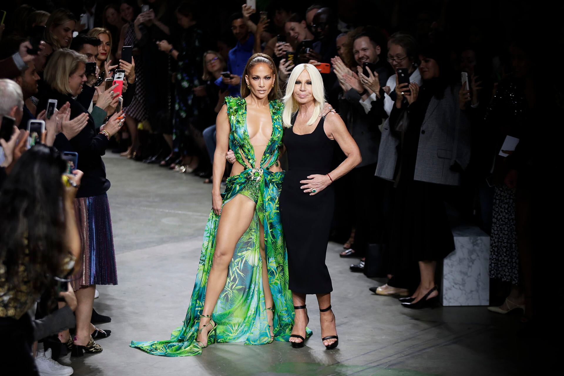 Donatella Versace presentó la colección de primavera 2020 con un homenaje al vestido de Jennifer Lopez del año 2000 (AP Photo/Luca Bruno)