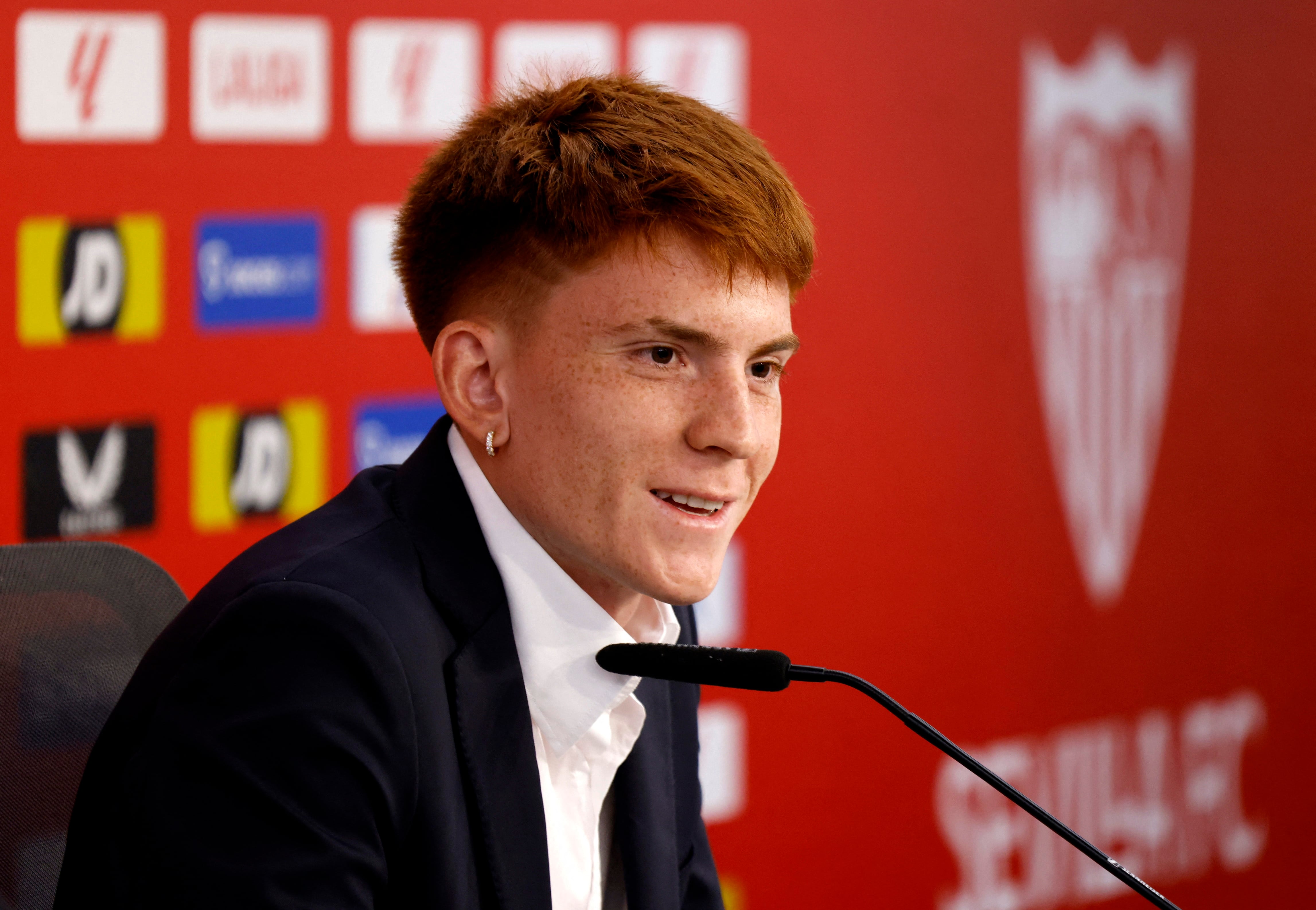 Valentín Barco fue presentado en Sevilla CF (REUTERS/Marcelo Del Pozo)