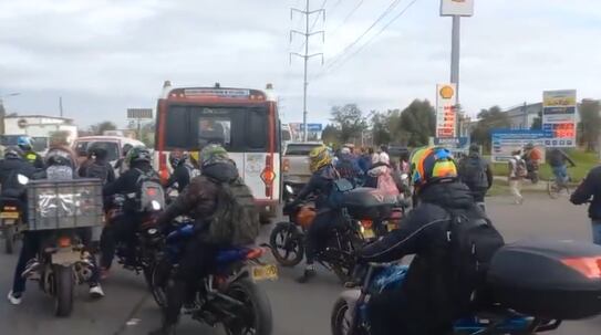 Autoridades de tránsito y transporte apoyan las labores para descongestionar la vía - crédito @BogotaTransito/X