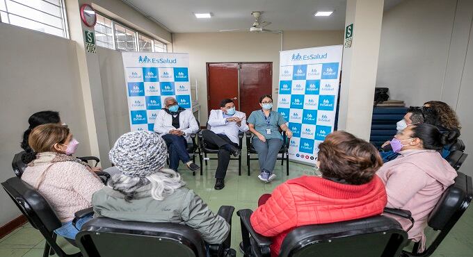 Varios psicólogos realizan terapia grupal para pacientes con ansiedad o depresión (Gob.pe)