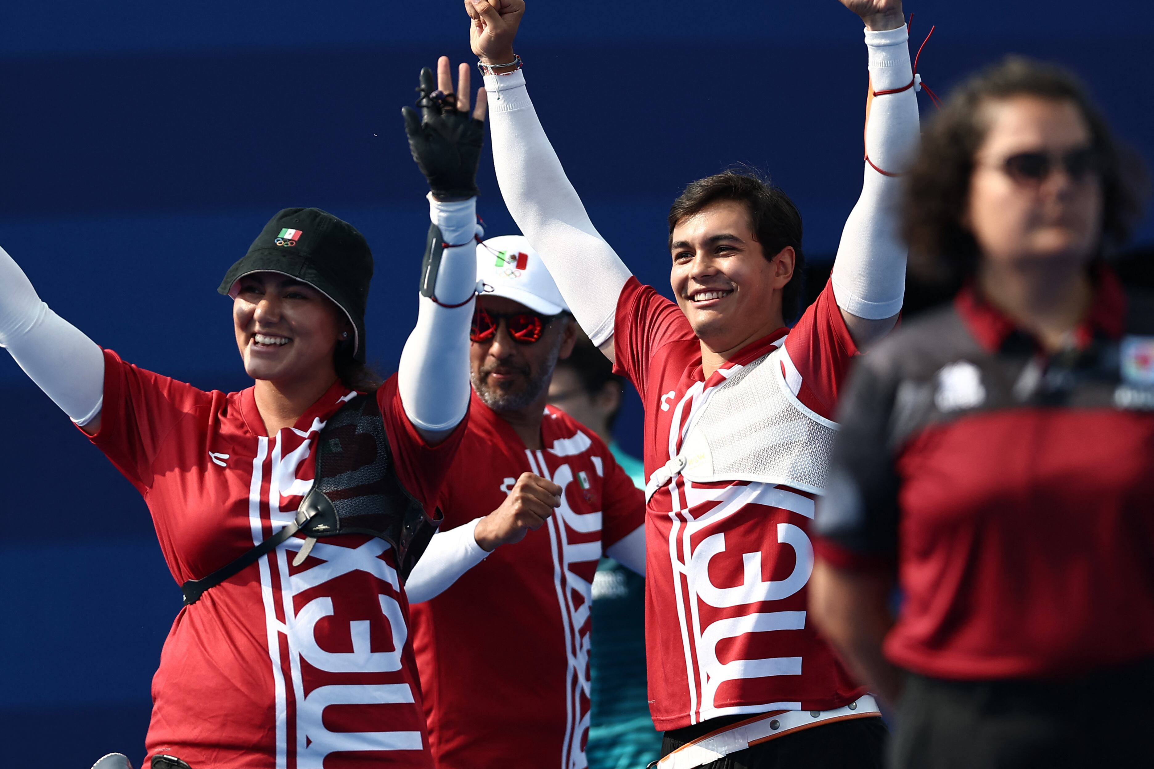 Paris 2024 Olympics - Archery - Mixed Team 1/8 Elimination Round - Invalides, Paris, France - August 02, 2024. Alejandra Valencia of Mexico and Matias Grande of Mexico celebrate. REUTERS/Tingshu Wang