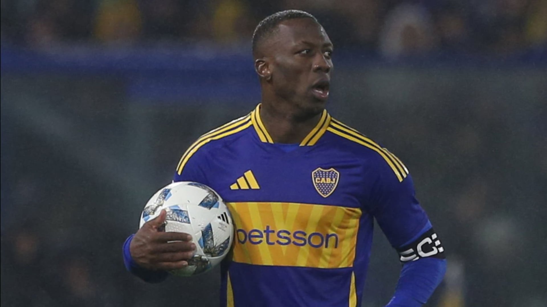 Luis Advíncula será baja en Boca Juniors para duelo contra Racing.