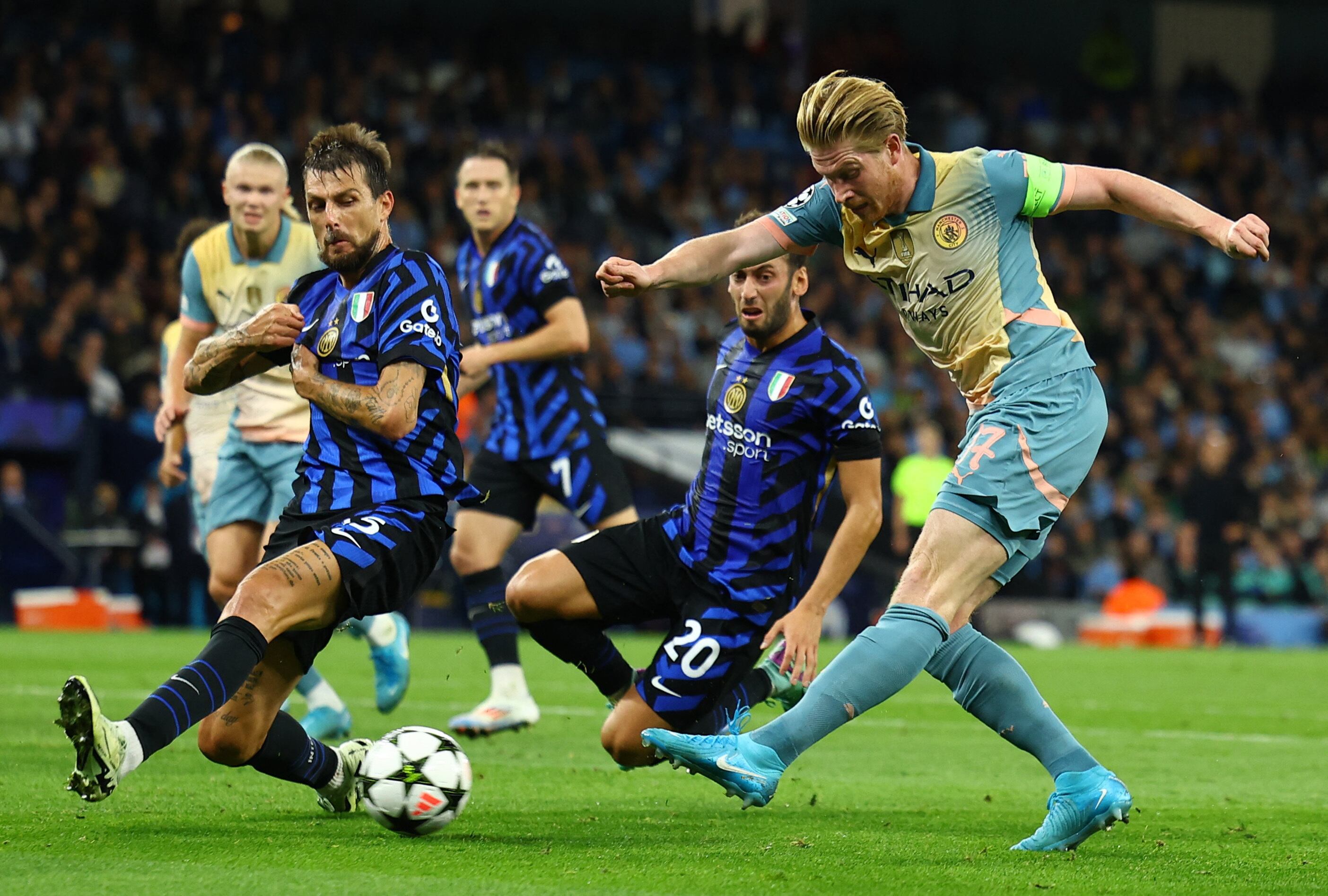 Kevin De Bruyne intenta un remate en el duelo entre Manchester City e Inter por la Champions League 2024/25 (REUTERS/Molly Darlington)