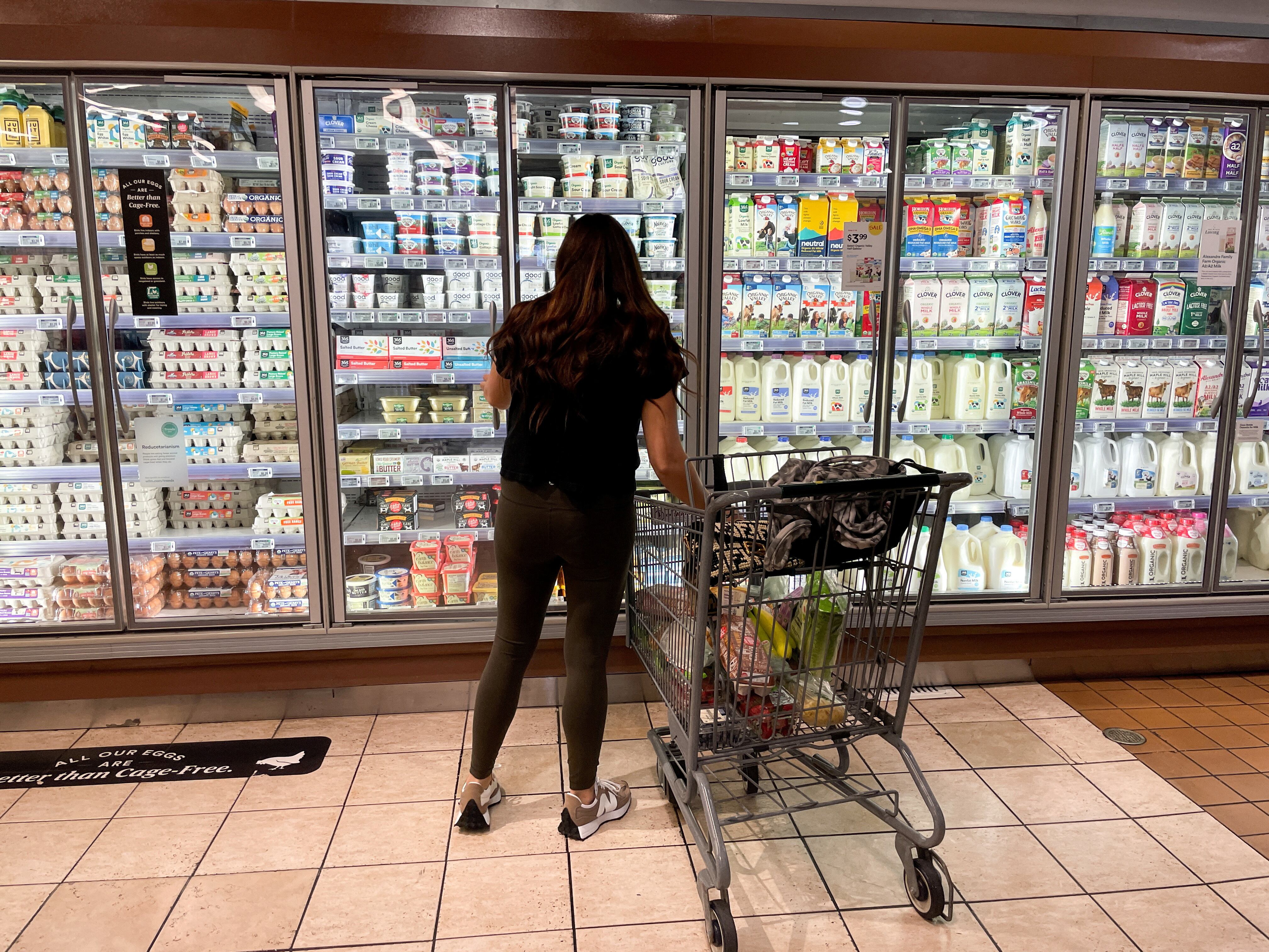  Una mujer compra en un supermercado en Los Ángeles,  (REUTERS/Lucy Nicholson/archivo)