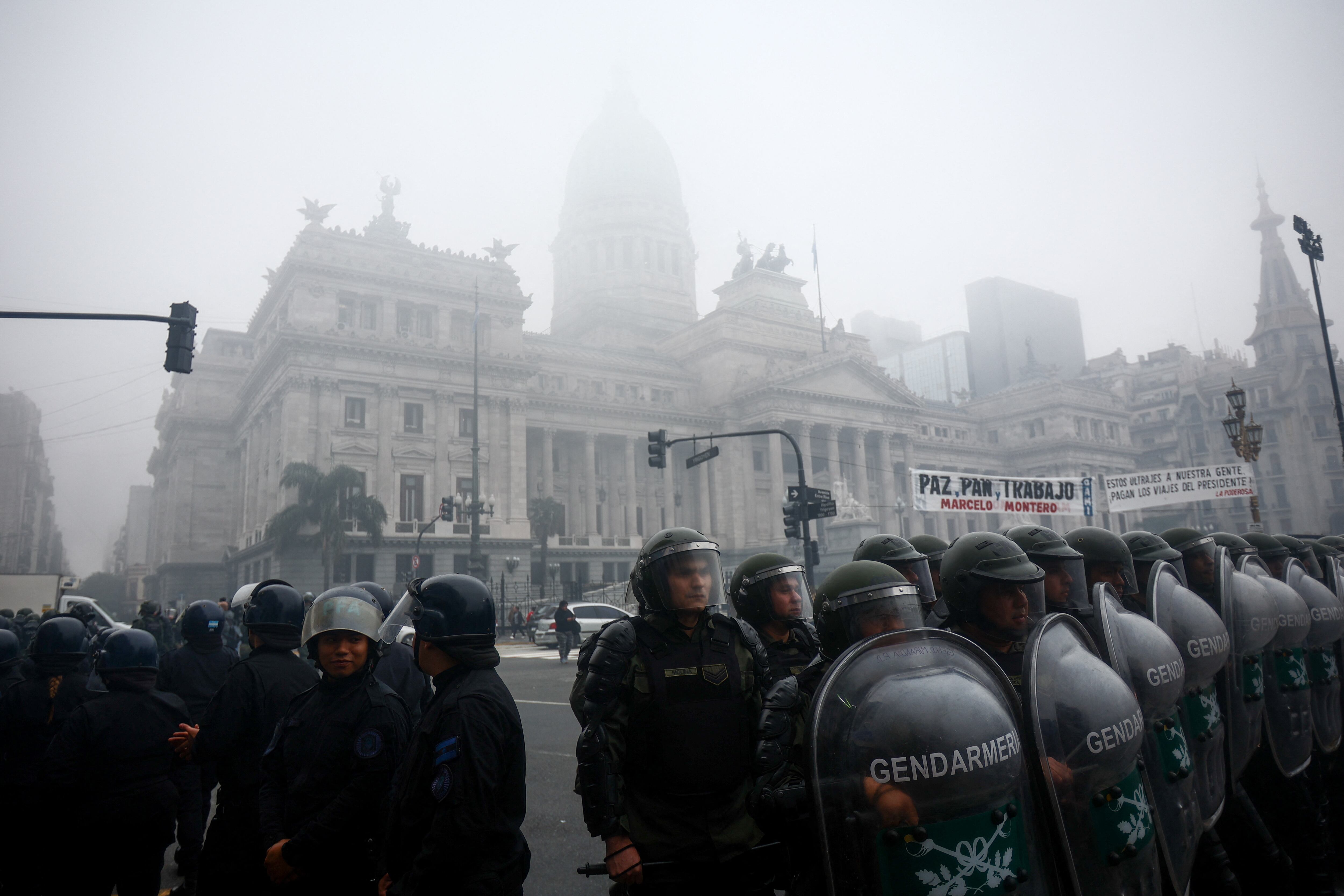 Tensión en el congreso mientras se debate la ley bases en el senado