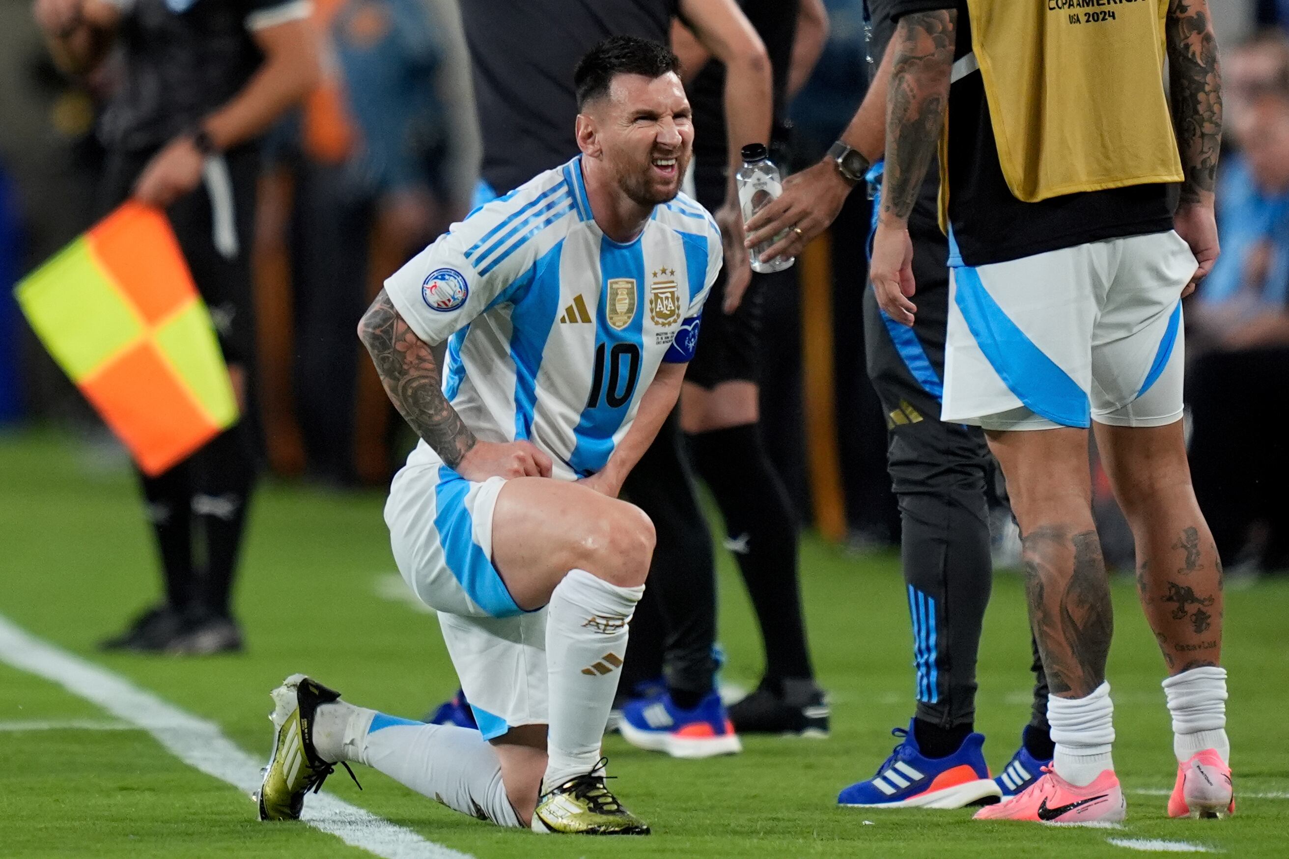 Lionel Messi presentó molestias en el triunfo 1-0 sobre Chile, no se trata de nada grave, pero decidirán darle descanso en el choque ante Perú. (AP Foto/Julia Nikhinson)