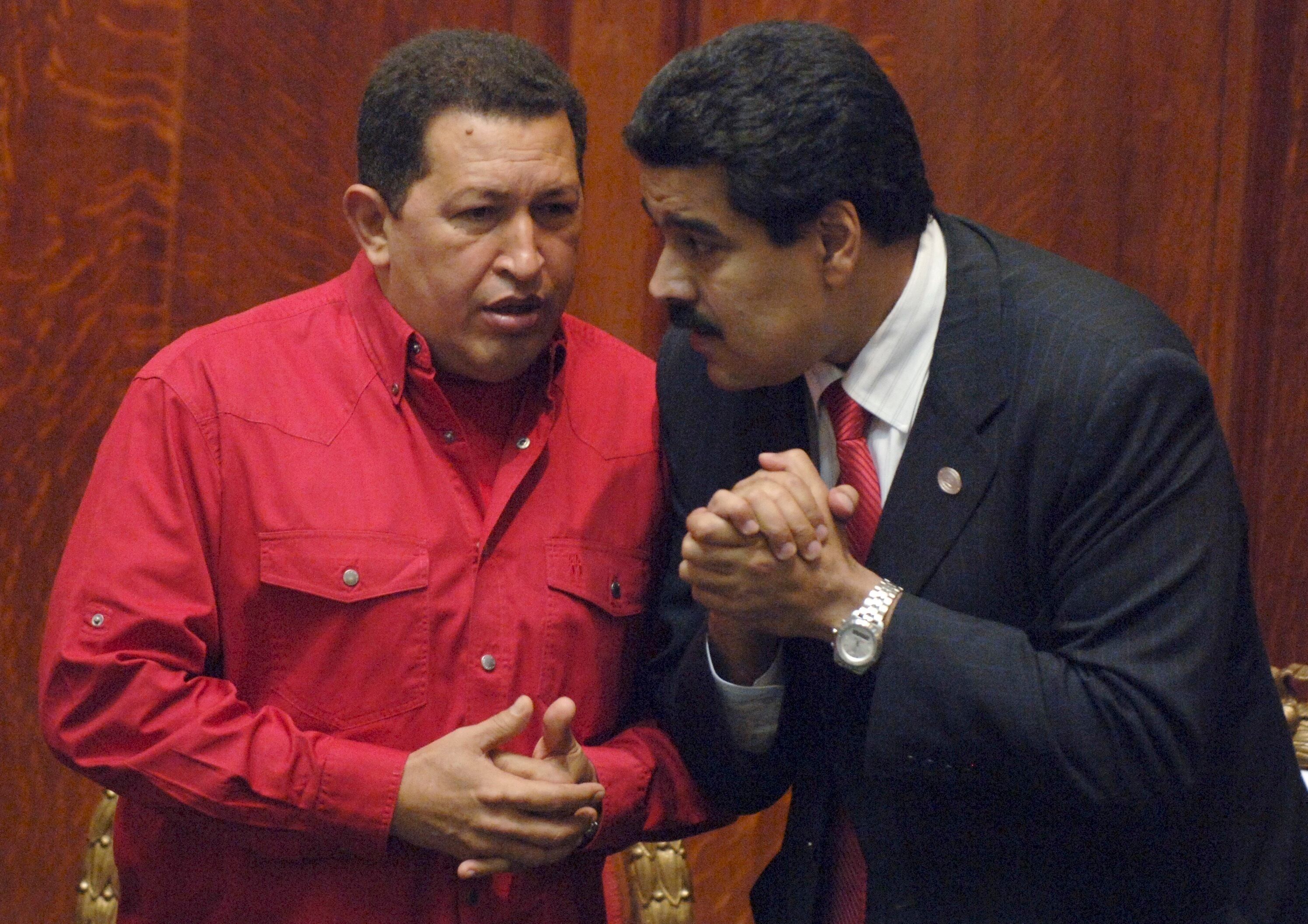 El presidente de Venezuela, Hugo Chávez (izquierda), habla con su entonces ministro de Relaciones Exteriores, Nicolás Maduro (AP Foto/Matilde Campodonico)