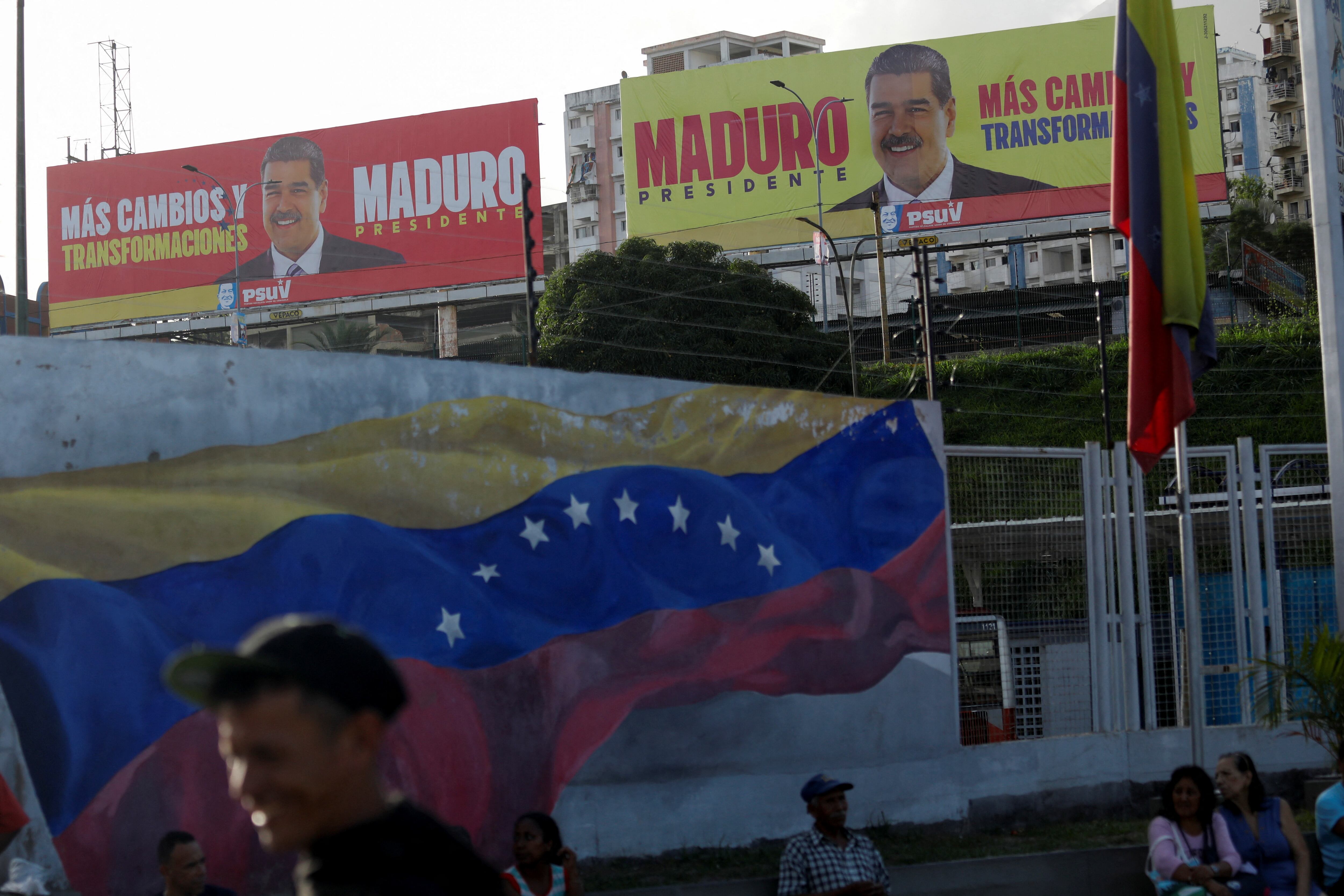 Vallas publicitarias de la campaña de reelección de Nicolás Maduro en la terminal de pasajeros de Petare, en Caracas (REUTERS/Leonardo Fernández Viloria)