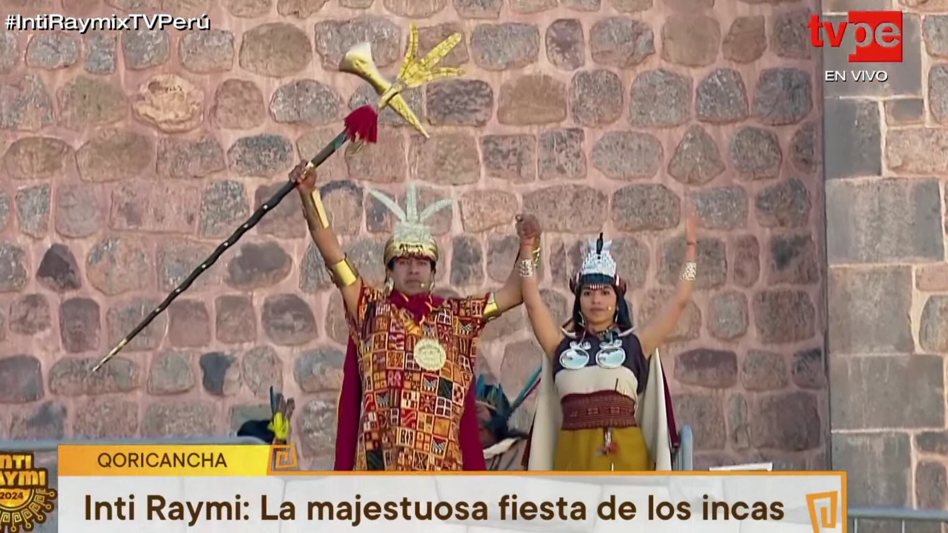 El inca y la coya invitan a continuar la ceremonia en la Plaza del Cusco.