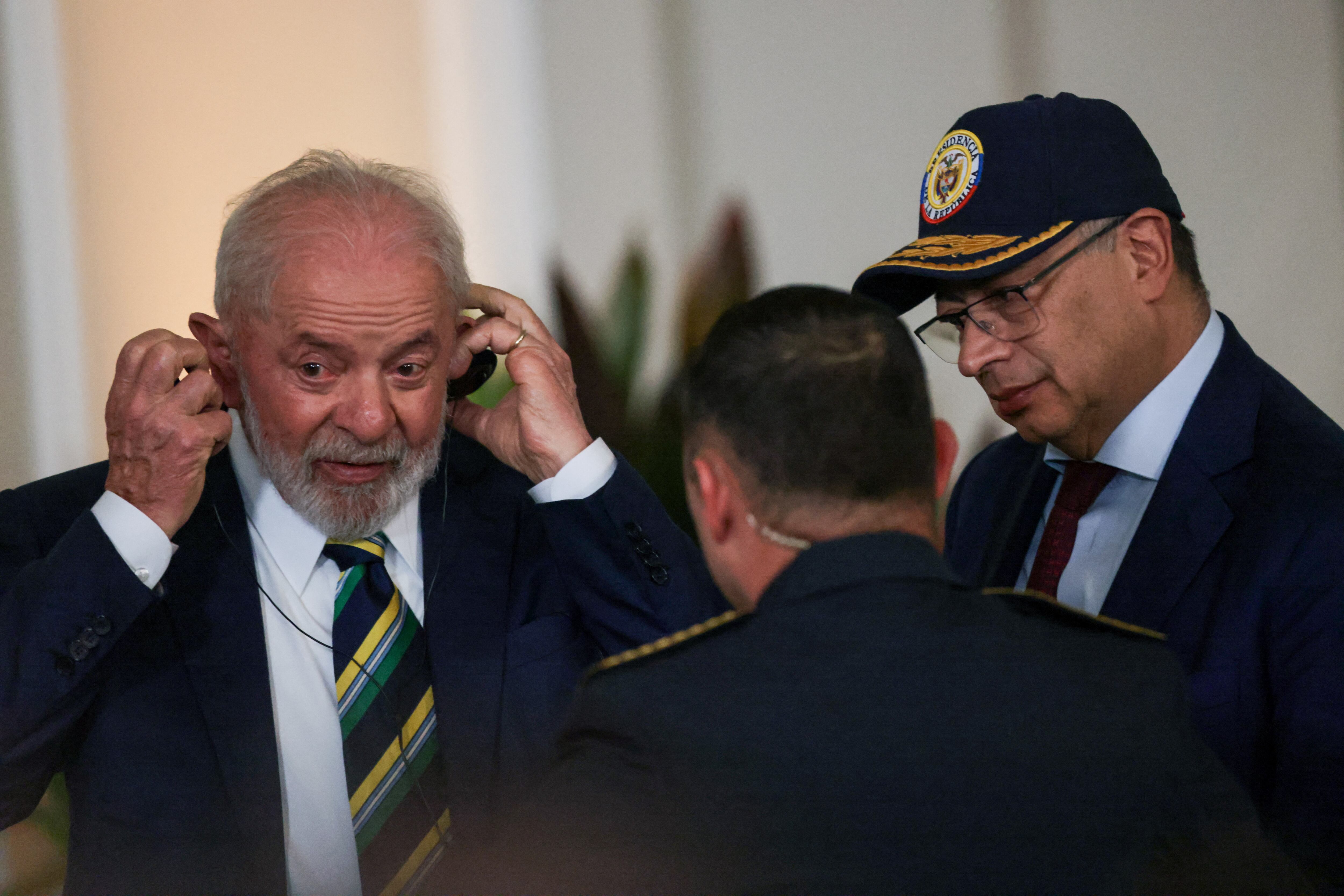 Brazil's President Luiz Inacio Lula da Silva stands next to Colombia's President Gustavo Petro at the Casa de Narino in Bogota, Colombia April 17, 2024. REUTERS/Luisa Gonzalez