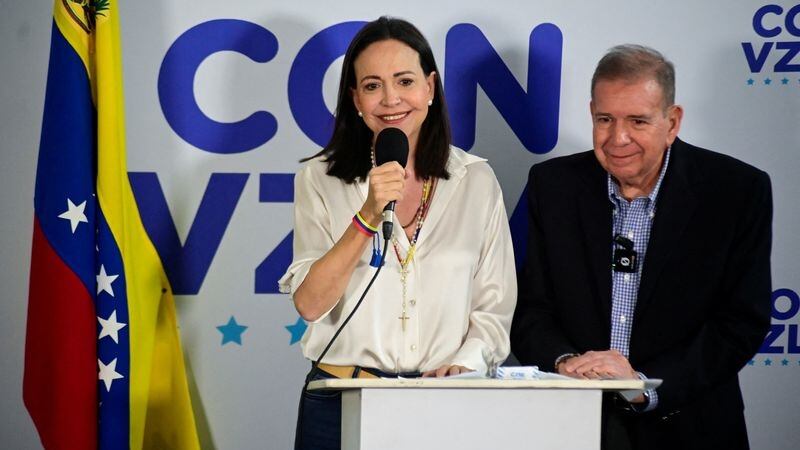 La líder opositora venezolana María Corina Machado habla junto al candidato presidencial opositor Edmundo González durante una rueda de prensa tras el anuncio del Consejo Nacional Electoral de que el presidente de Venezuela, Nicolás Maduro, ganó las elecciones, en Caracas