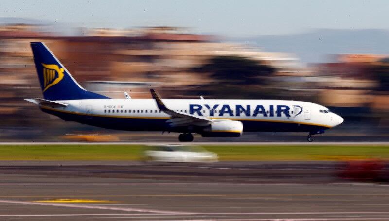 FOTO DE ARCHIVO: Un avión de Ryanair aterrizando en el aeropuerto de Ciampino en Roma, Italia. 24 de diciembre de 2016. REUTERS/Tony Gentile