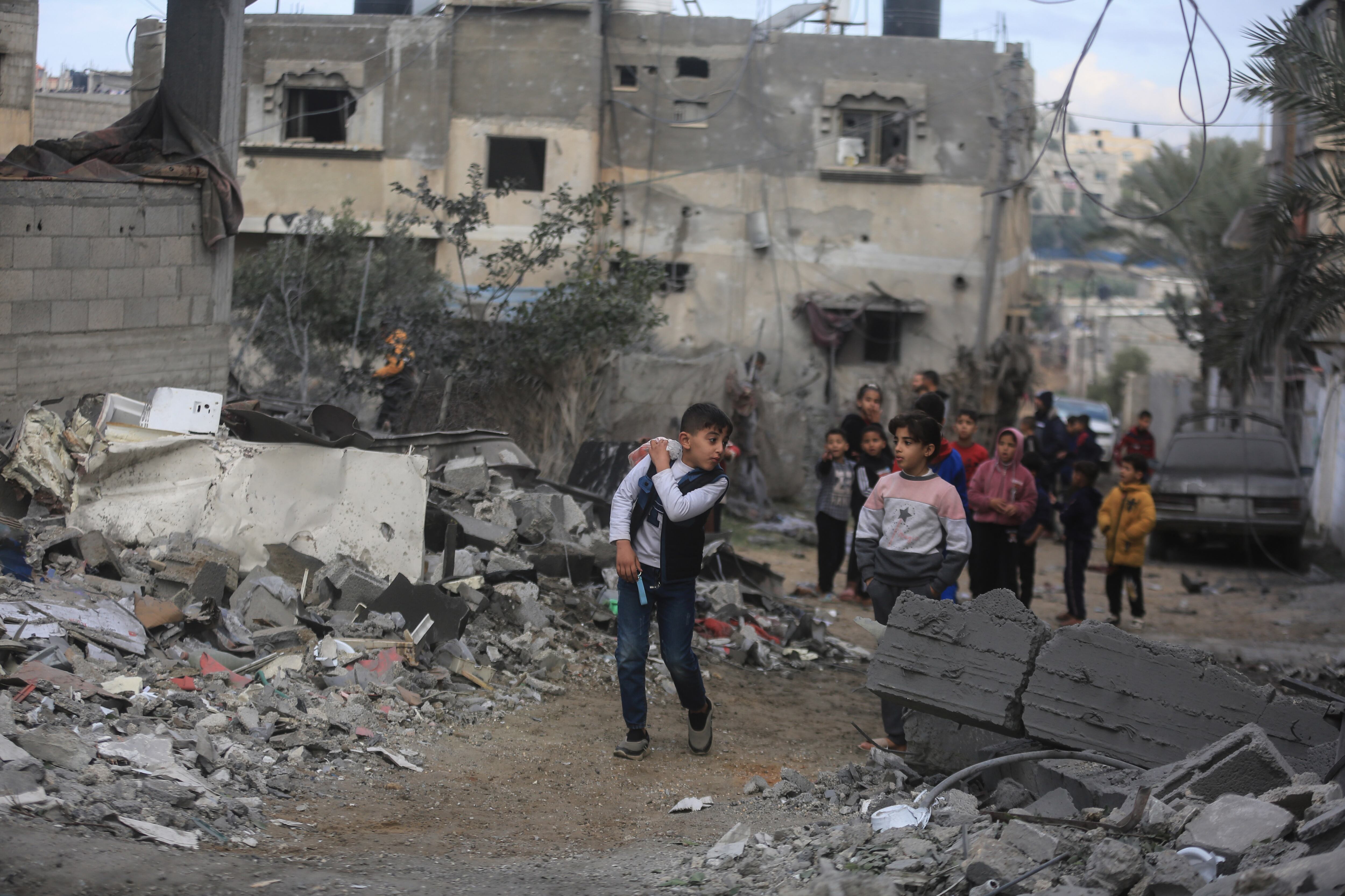 Imagen de las ruinas de un edificio en Rafah, tras una ofensiva israelí, enero 2024 (Mohammed Talatene/dpa/Europa Press)

