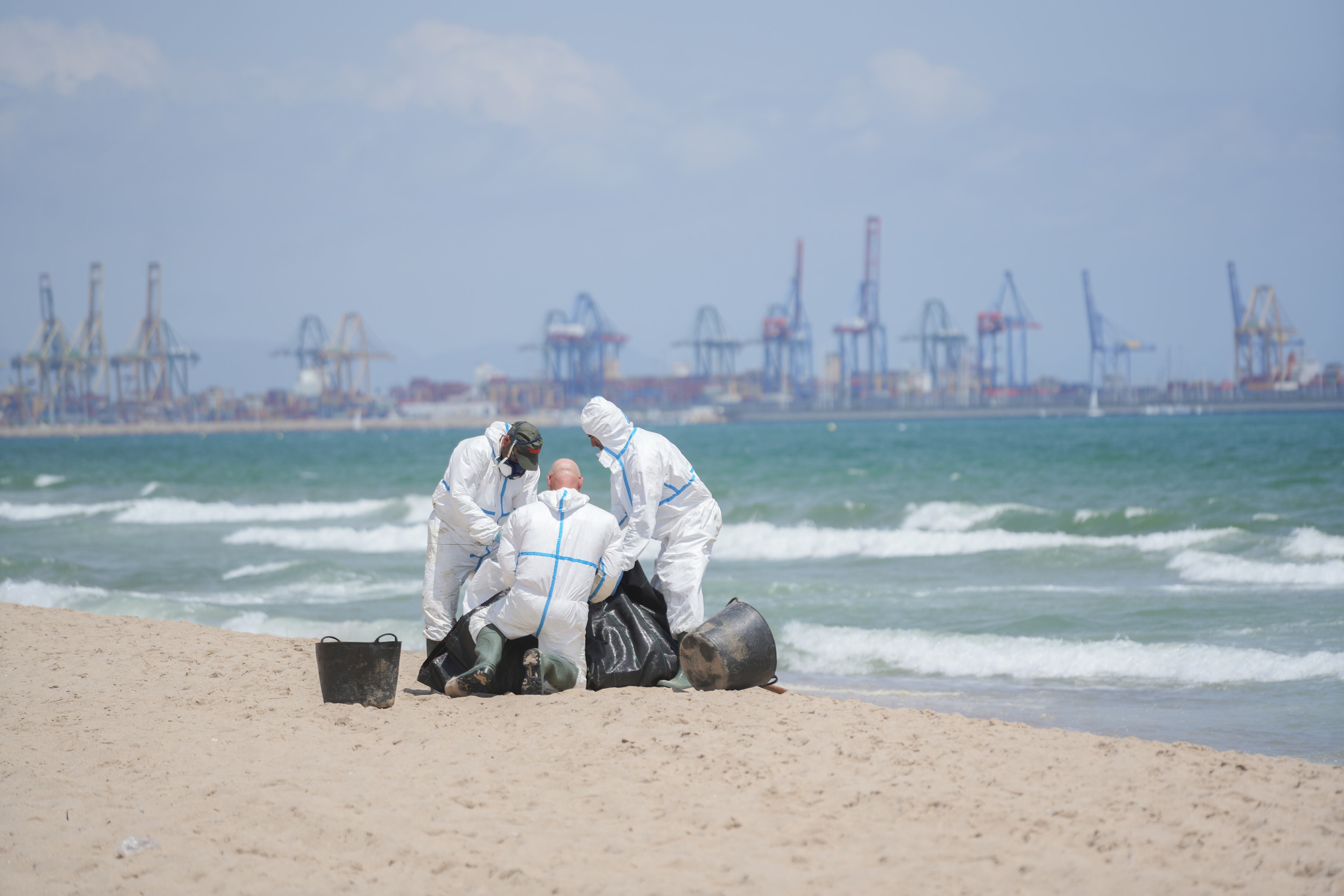 Labores de limpieza en la playa del Saler por el vertido, a 17 de julio de 2024, en Valencia. (Jorge Gil/Europa Press)