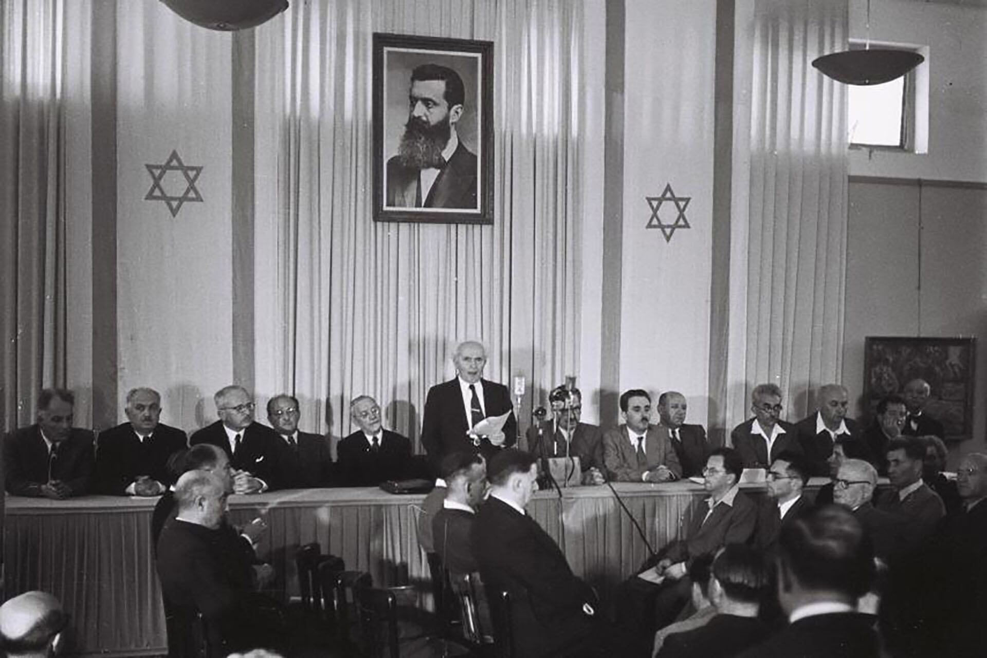 David Ben-Gurion durante el anuncio de la independencia de Israel, en el museo de Tel Aviv en 1948 