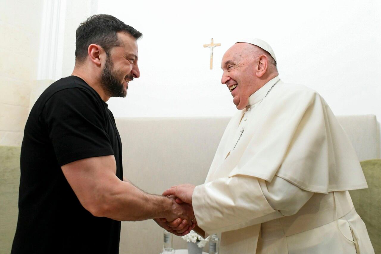 El papa Francisco (d) se reúne con el presidente ucraniano Vlodomir Zelenski (i). EFE/ Salvatore Cernuzio / Vatican Media 