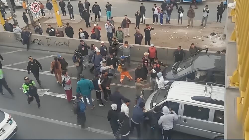 En varios puntos de la Panamericana Norte, trabajadores y estudiantes se quejan que no circulan buses de la empresa Nueva Estrella.