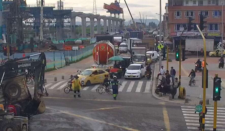 Grupo Guía y Agentes Civiles de Tránsito regulan el tráfico en la intersección de la Av. Guayacanes con Av. Villavicencio, debido a volqueta varada - crédito @BogotaTransito / X