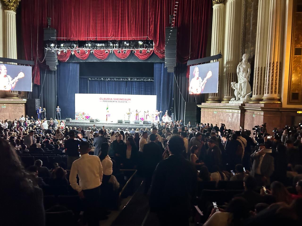 Teatro Metropolitan, abarrotado para el festejo de Claudia Sheinbaum