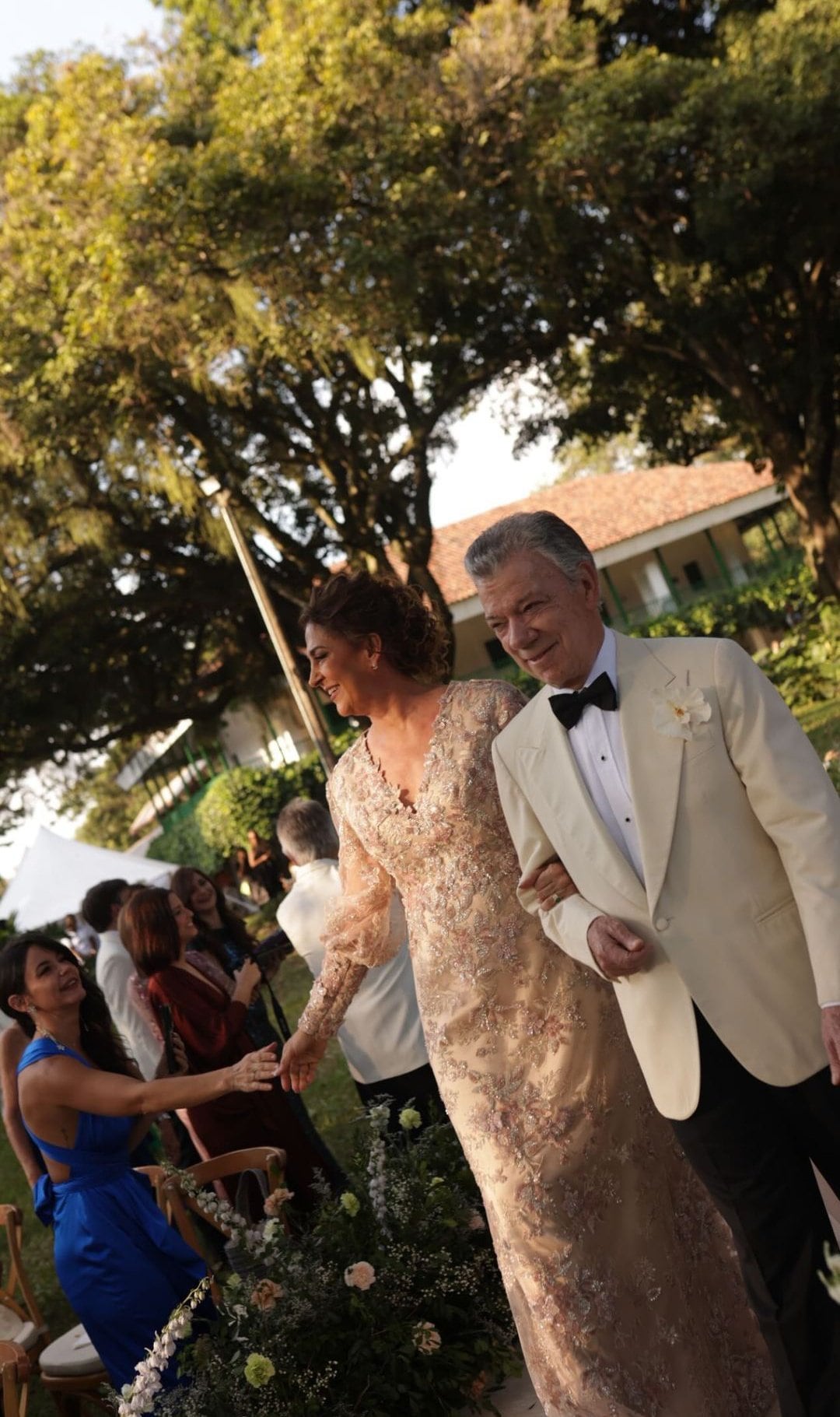 El expresidente Juan Manuel Santos estuvo presente en la boda de su hijo Esteban con Gabriela Tafur, acompañado de su esposa María Clemencia Rodríguez - crédito @anaempanada_/X