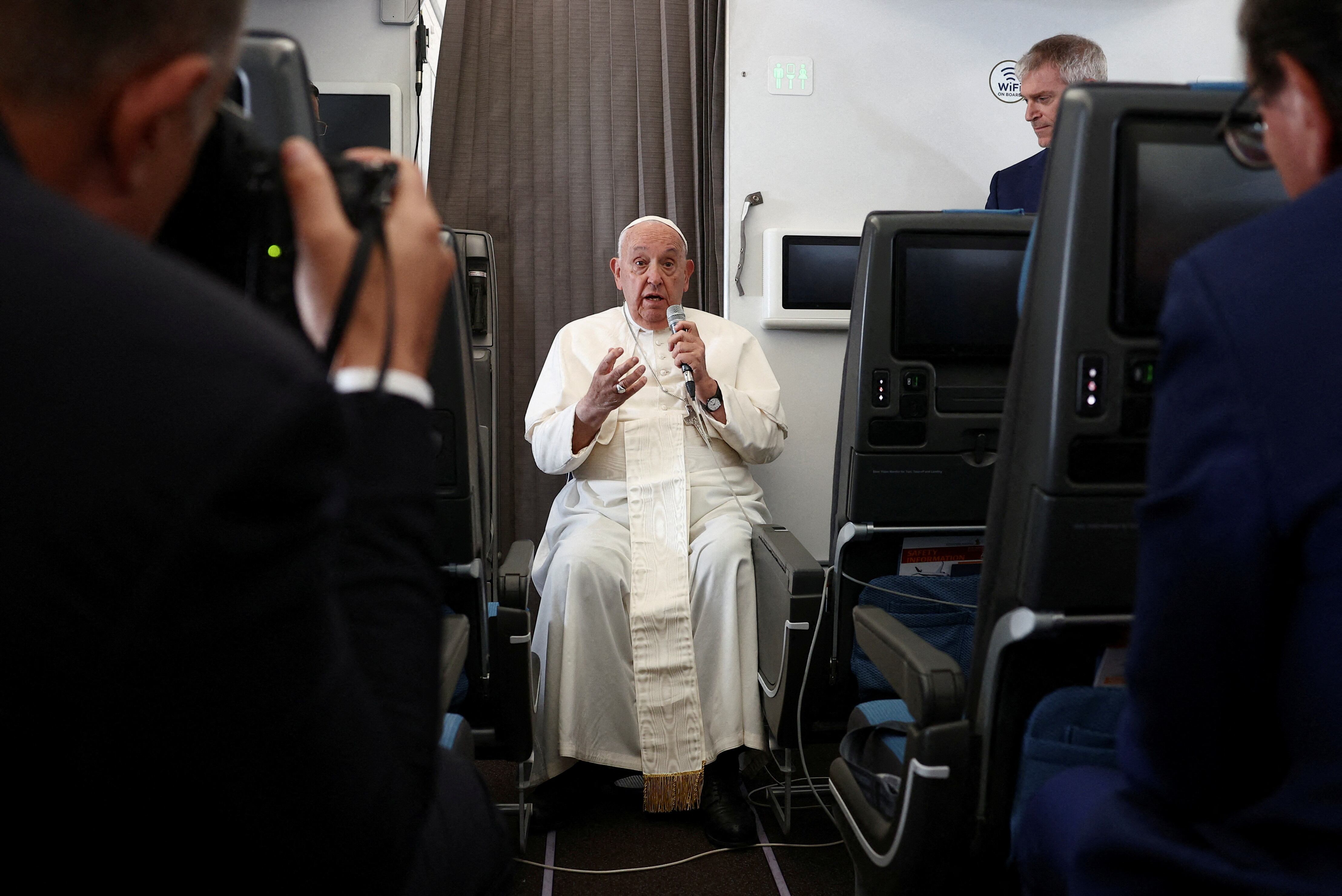 El Papa respondió a preguntas de corresponsales en el avión papal   (REUTERS/Guglielmo Mangiapane)