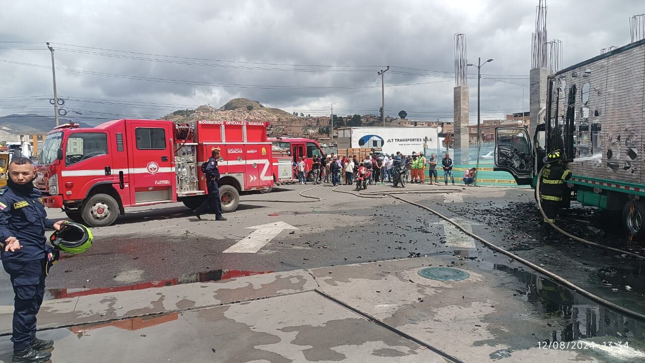 La explosión de un camión en la Autopista Sur, en Soacha, fue atendida eficientemente por el Cuerpo de Bomberos, sin heridos reportados - crédito Bomberos de Cundinamarca