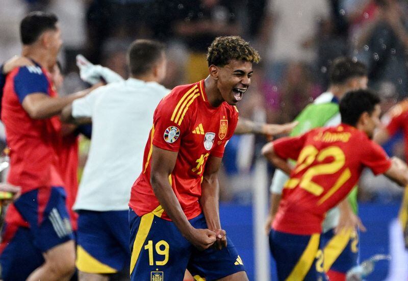 Lamin Yamal celebrando la victoria de España (Annegret Hilse, REUTERS)