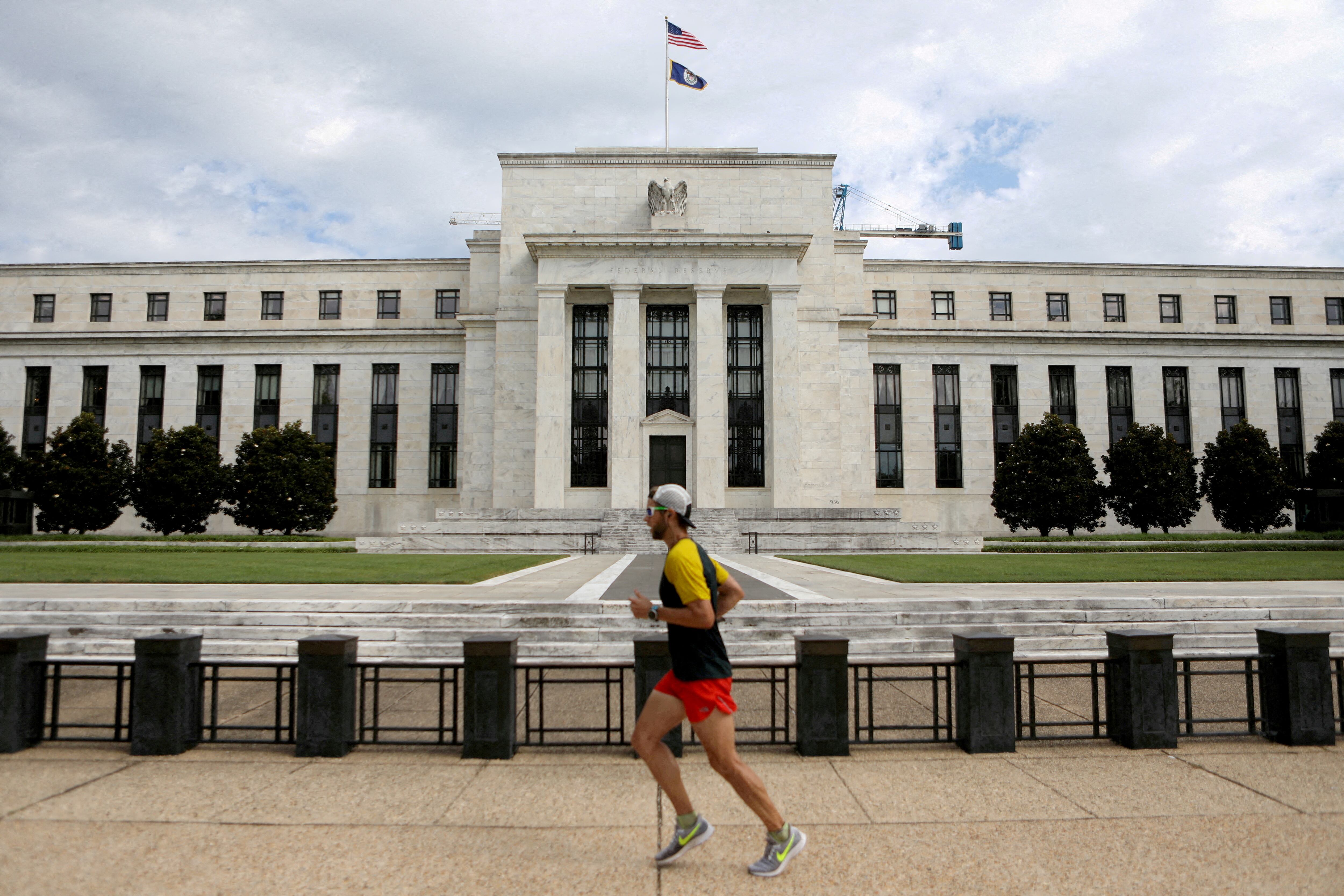 Un corredor pasa corriendo frente al edificio de la Reserva Federal en Washington, DC, EE. UU. REUTERS/Chris Wattie